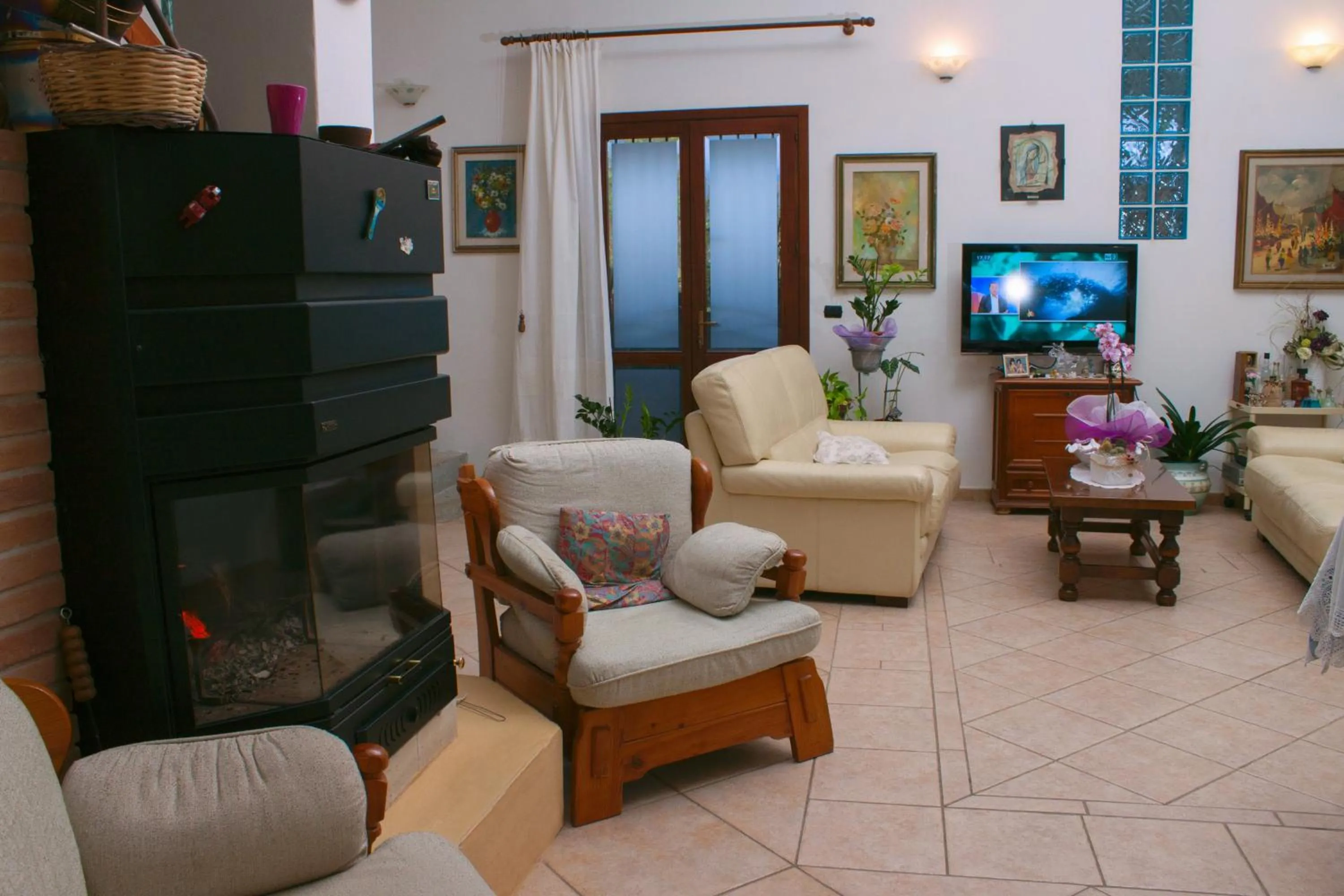 Communal lounge/ TV room in Il Vecchioliveto di Ornella