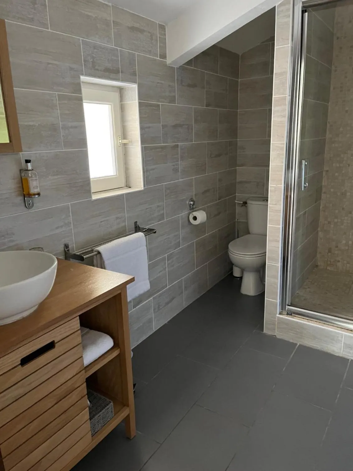 Shower in Logis Hôtel La Sommellerie