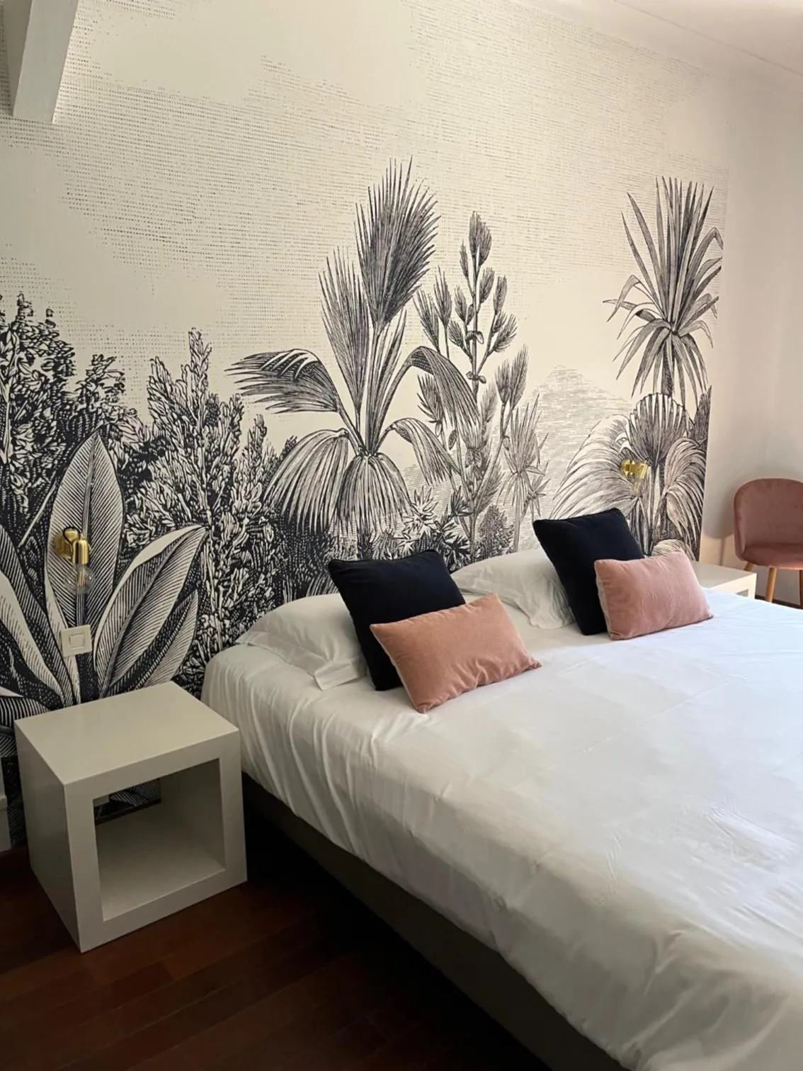 Bed in Logis Hôtel La Sommellerie