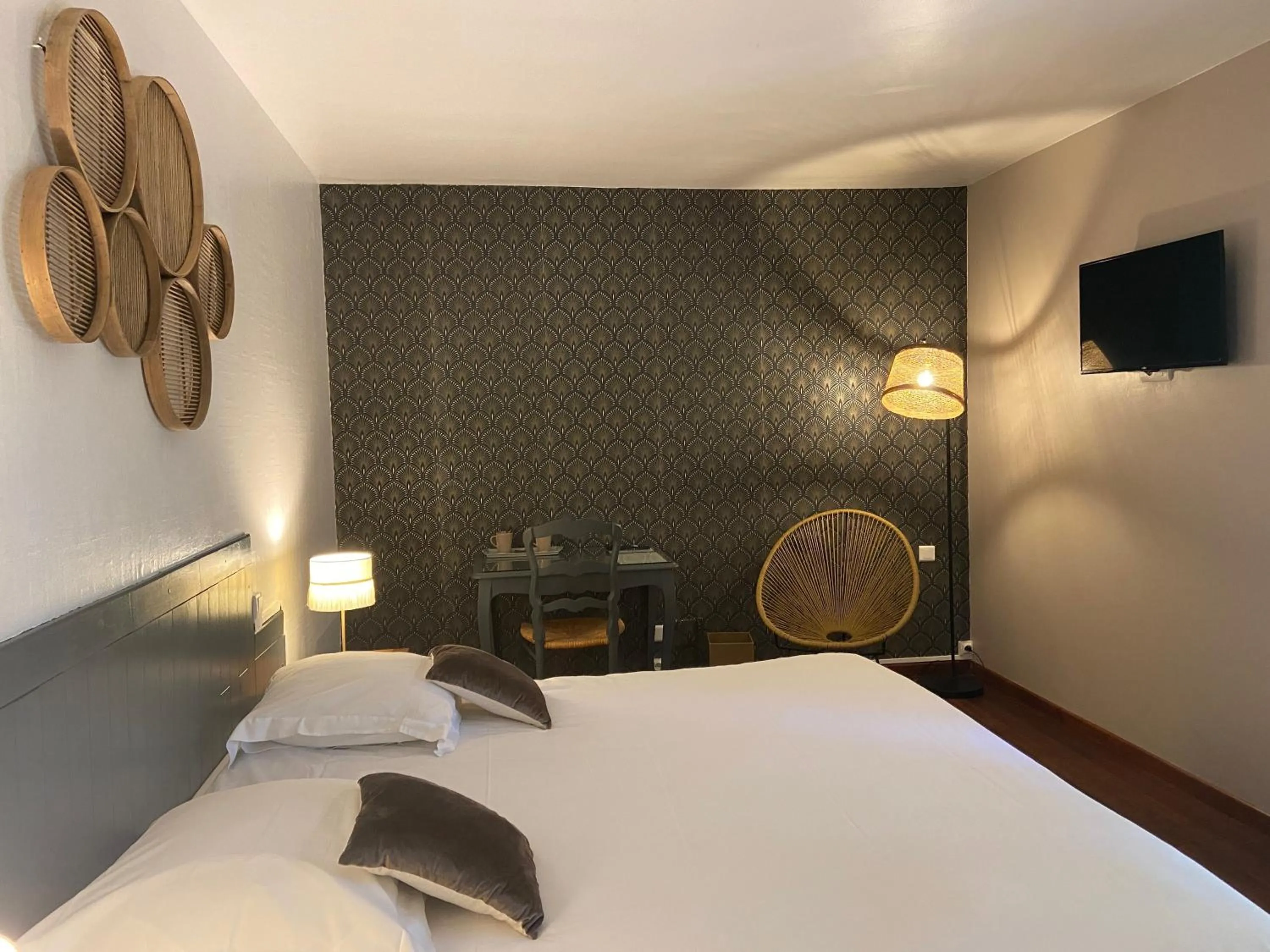 Photo of the whole room, Bed in Logis Hôtel La Sommellerie