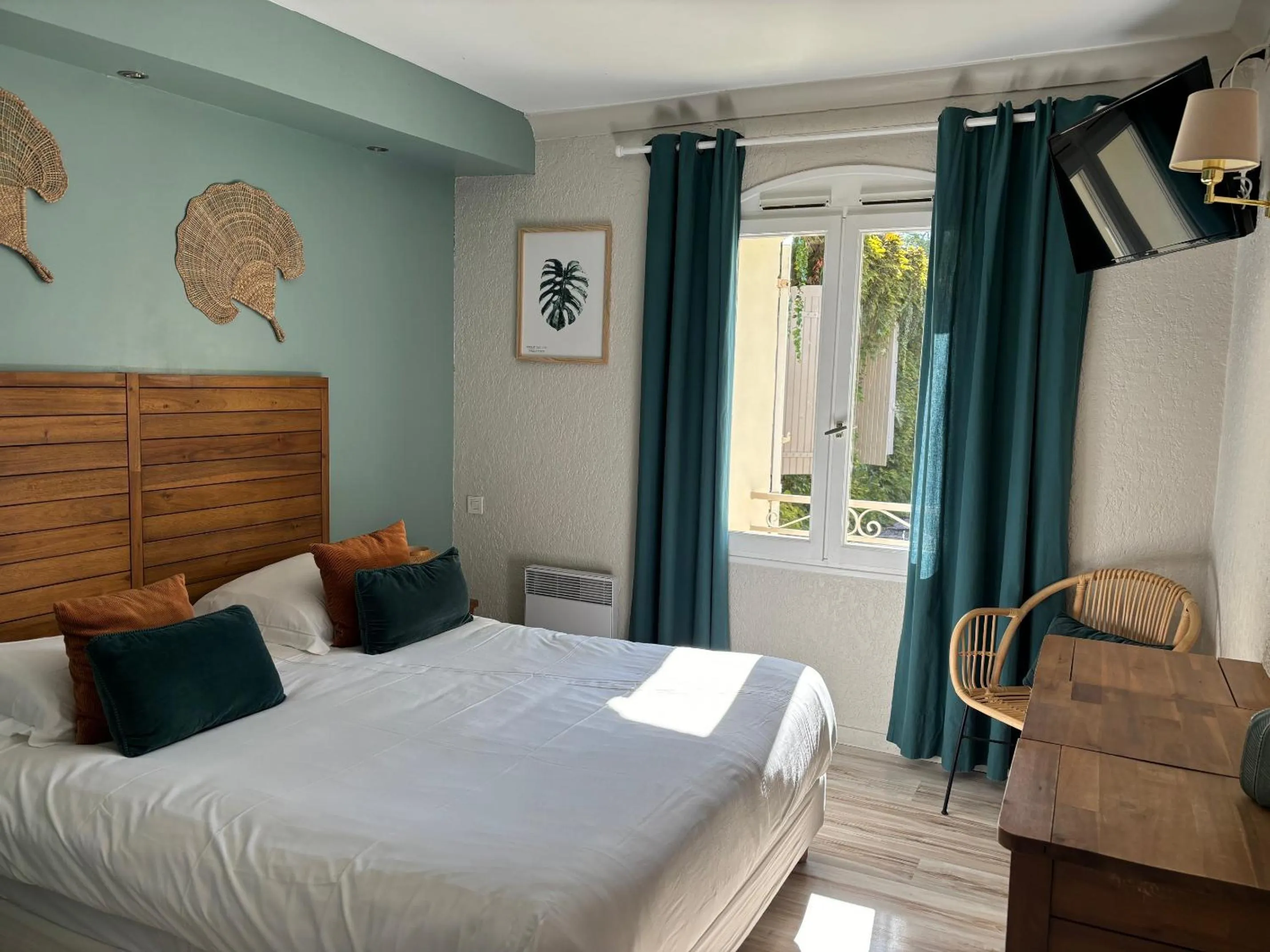 View (from property/room), Bed in Logis Hôtel La Sommellerie