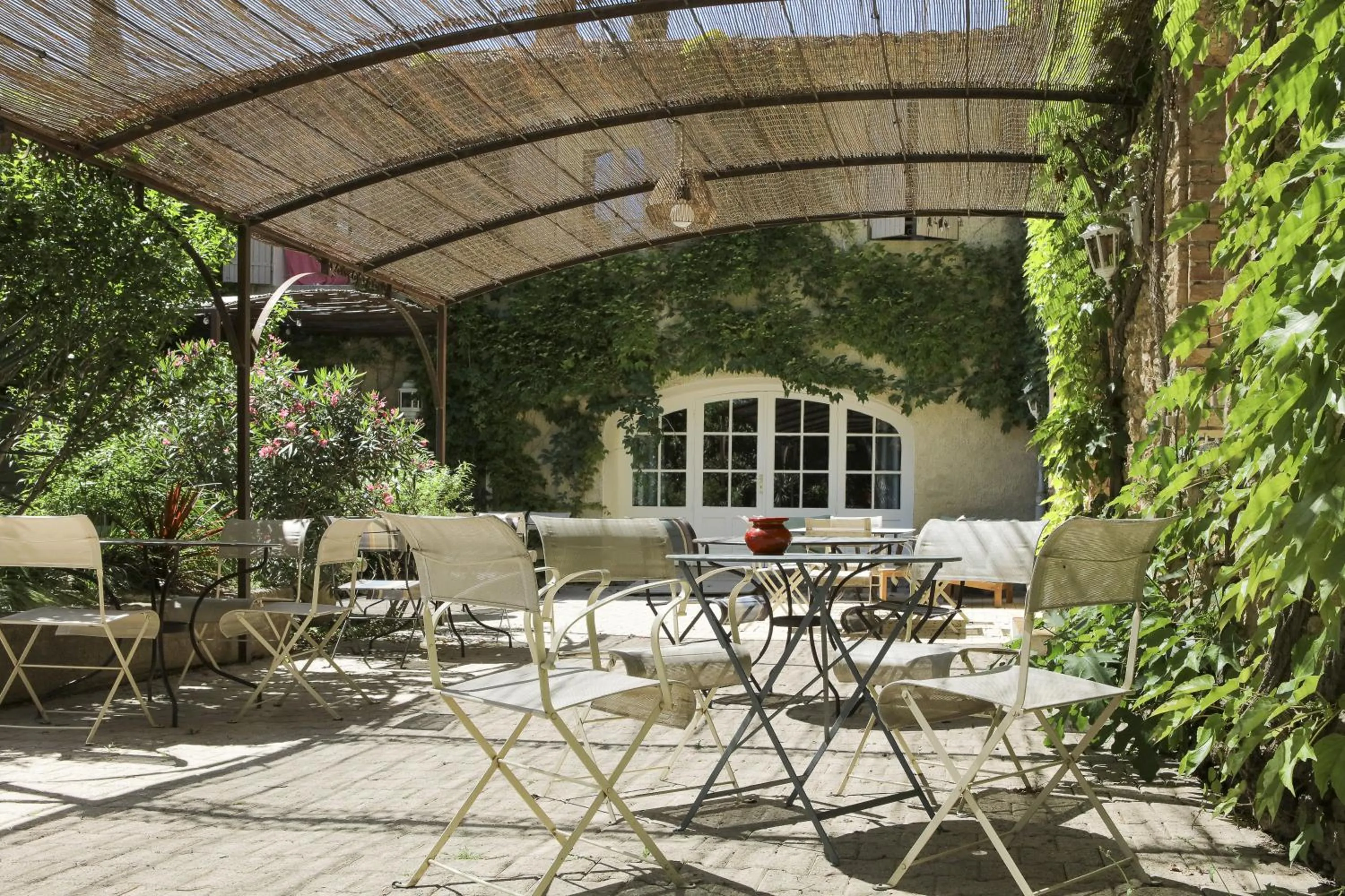 Patio in Logis Hôtel La Sommellerie