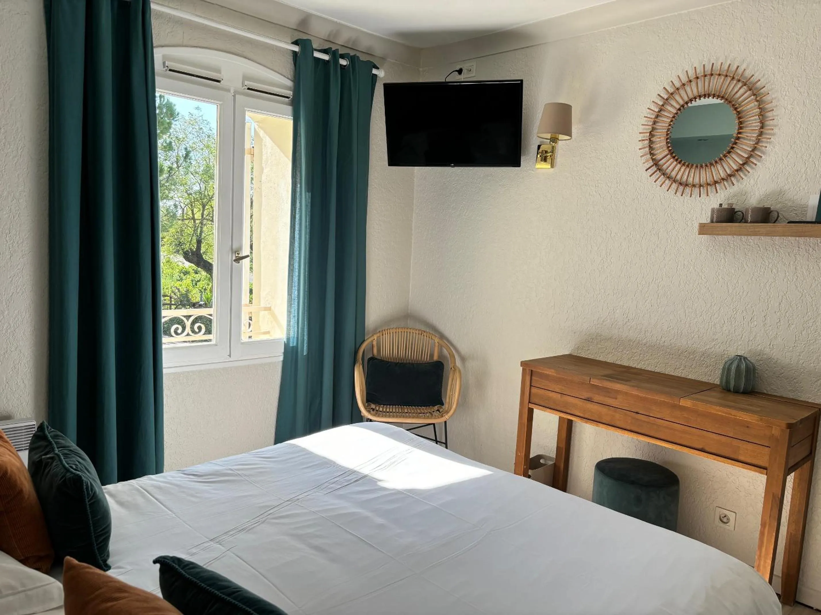 Bedroom, Bed in Logis Hôtel La Sommellerie