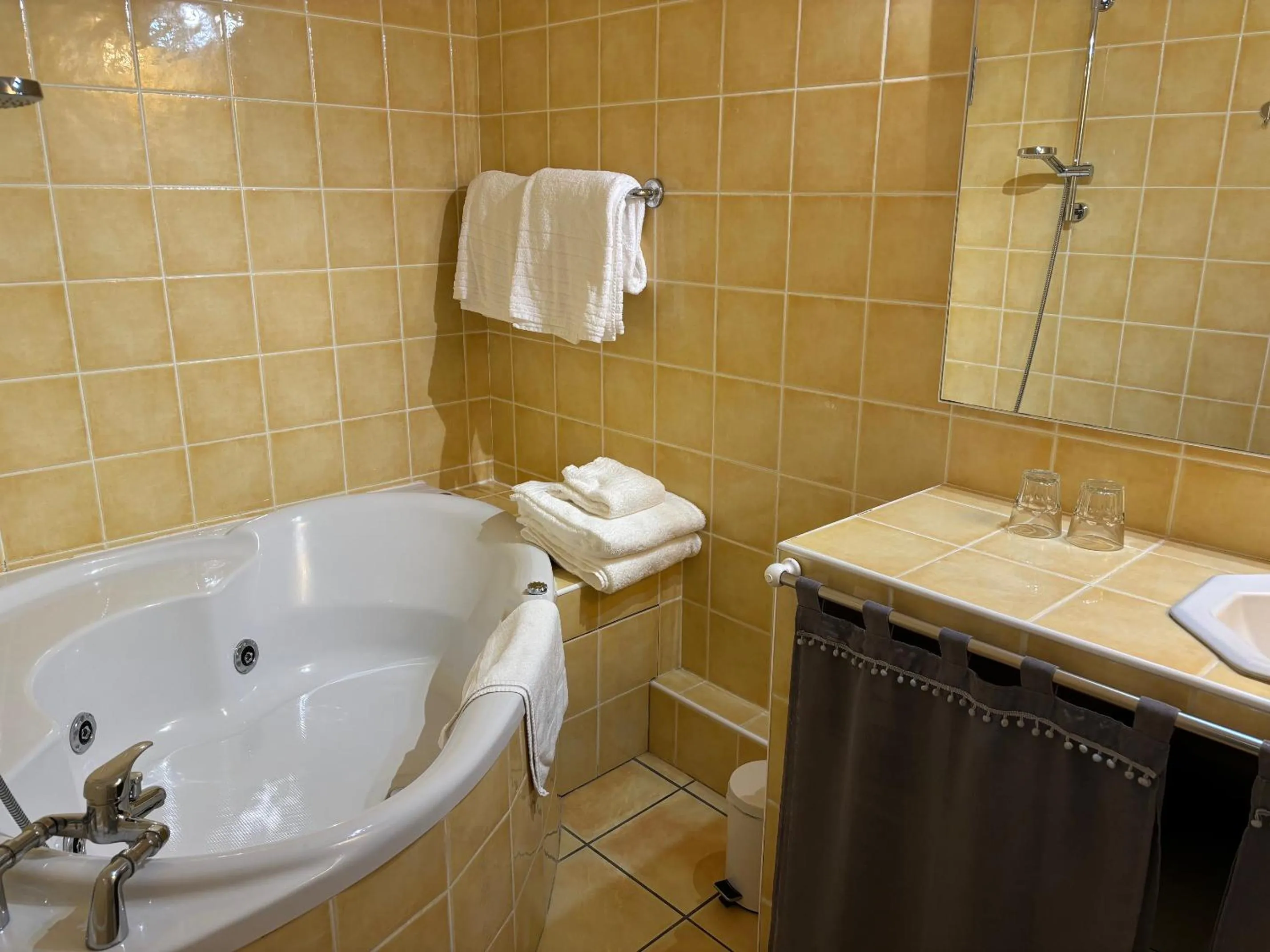 Bathroom in Logis Hôtel La Sommellerie