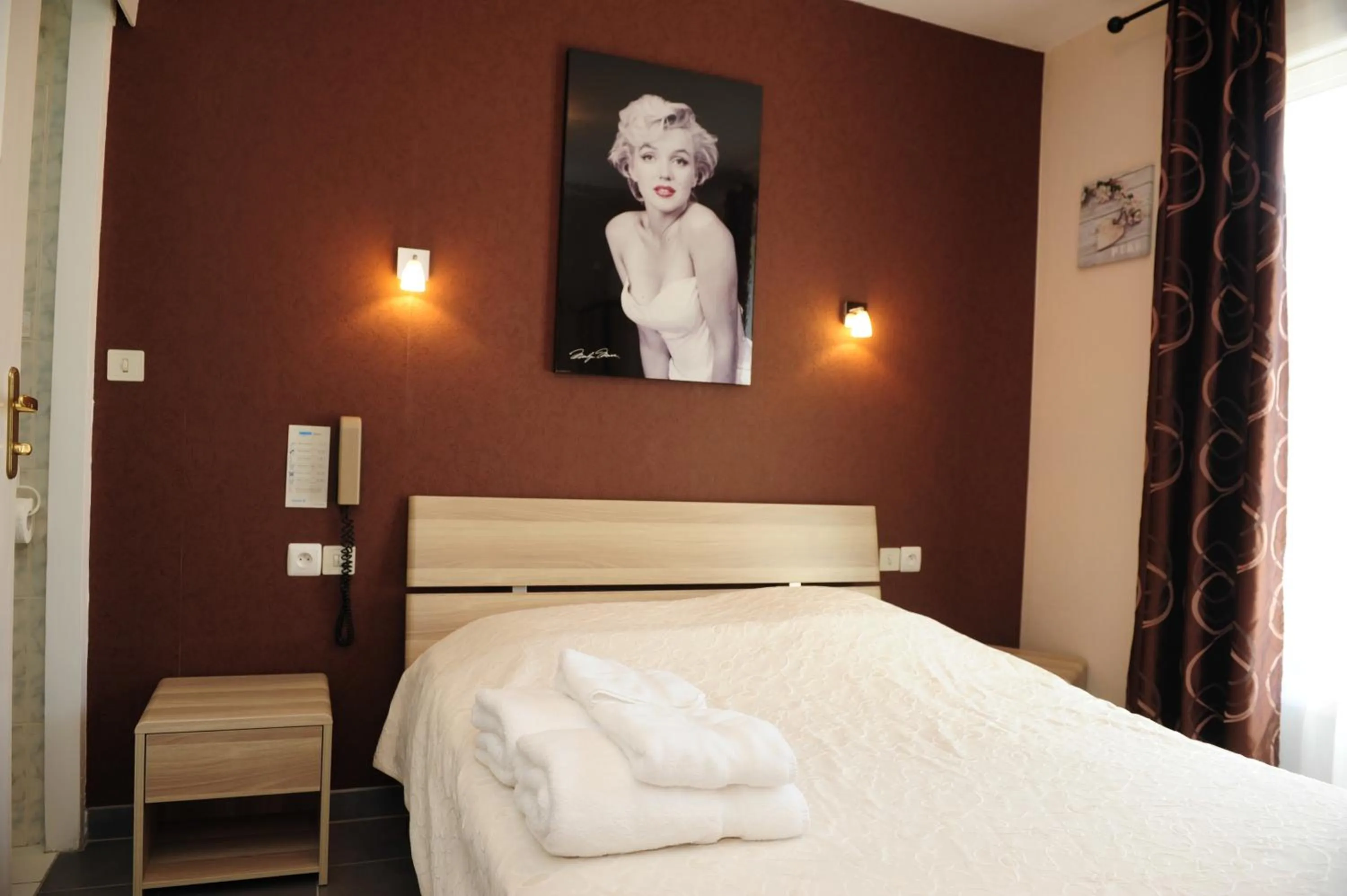 Photo of the whole room, Bed in Logis Hôtel Restaurant Le Franco Belge