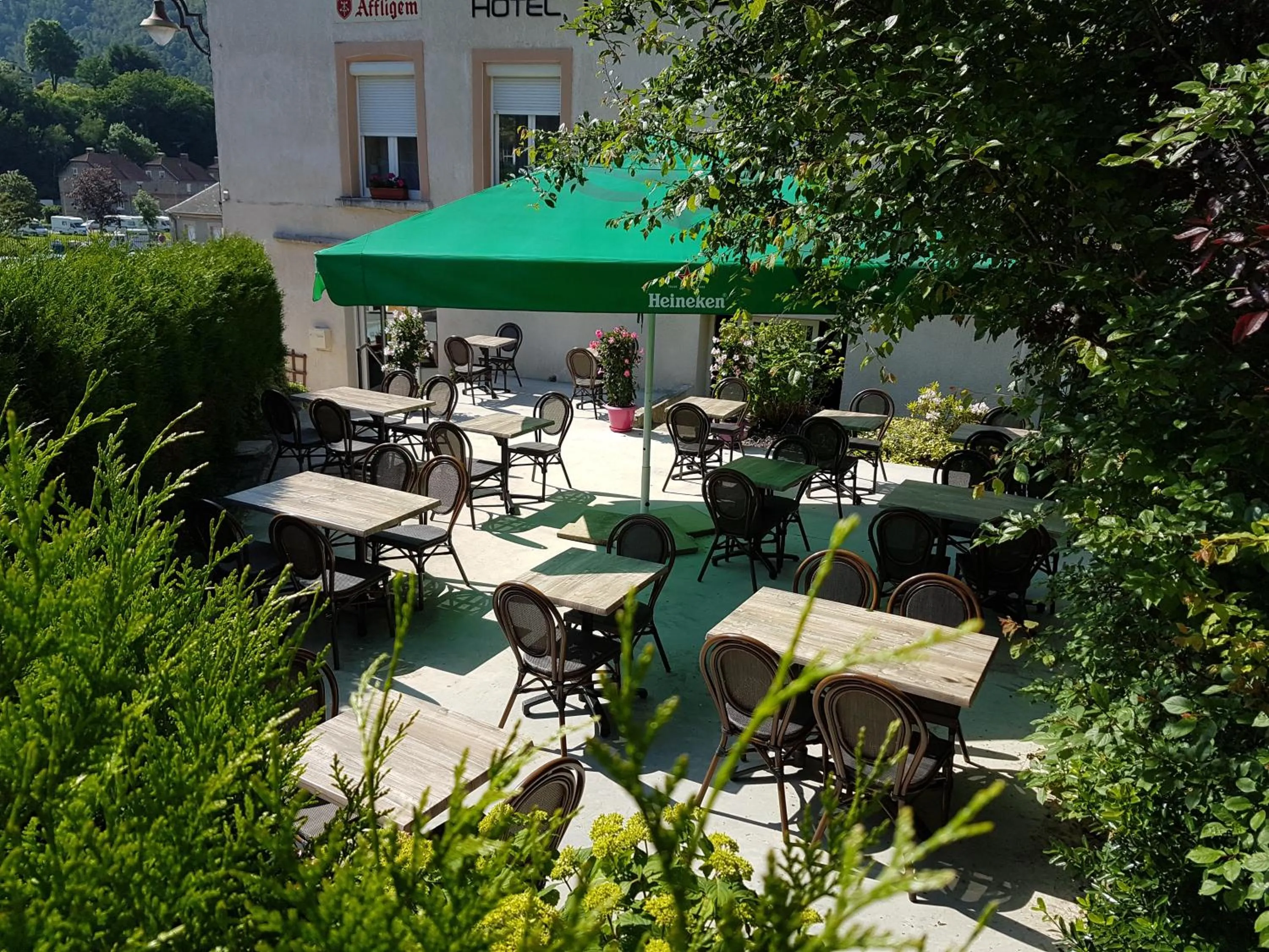 Patio in Logis Hôtel Restaurant Le Franco Belge