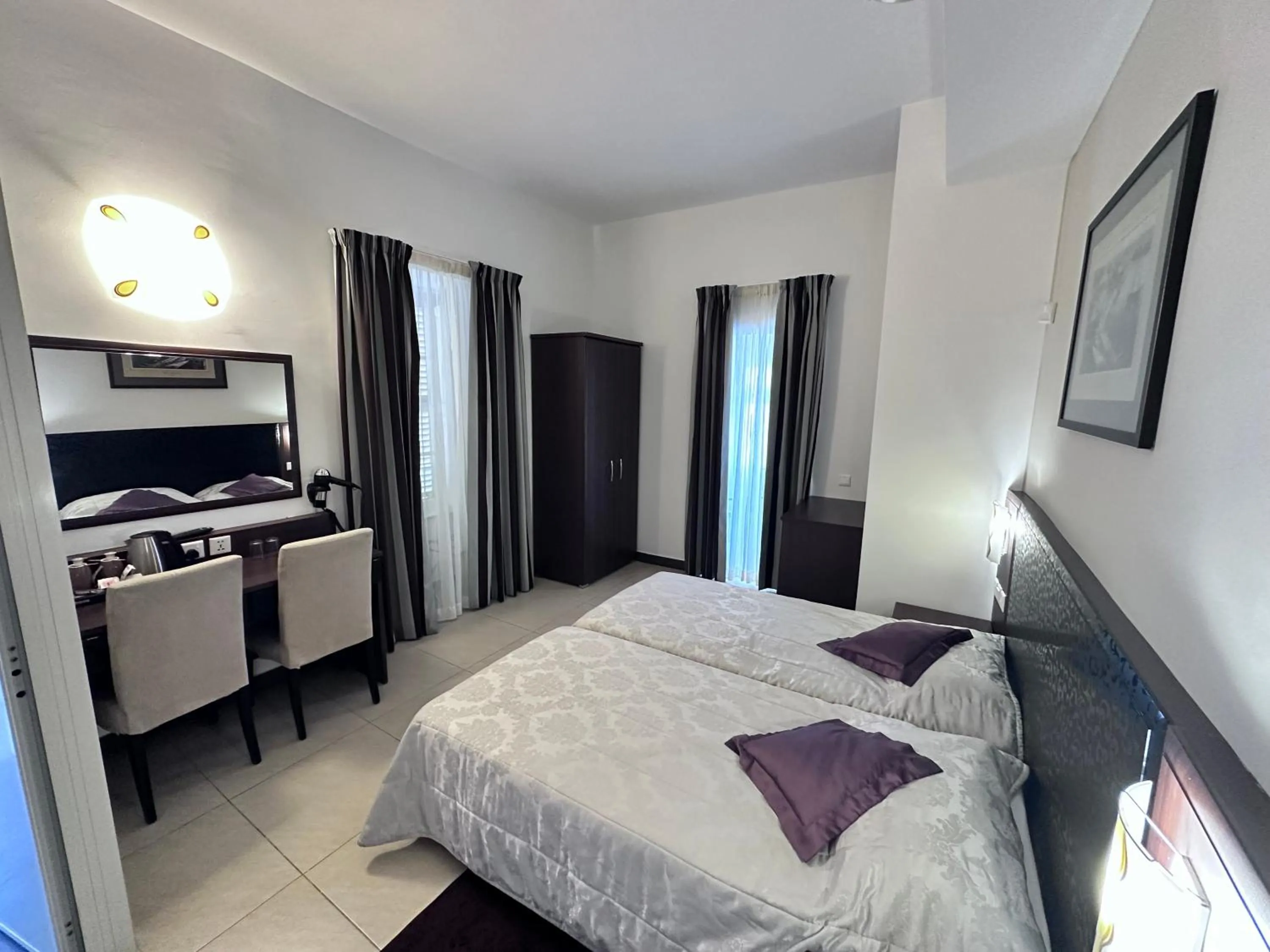 Bedroom, Bed in Grand Harbour Hotel