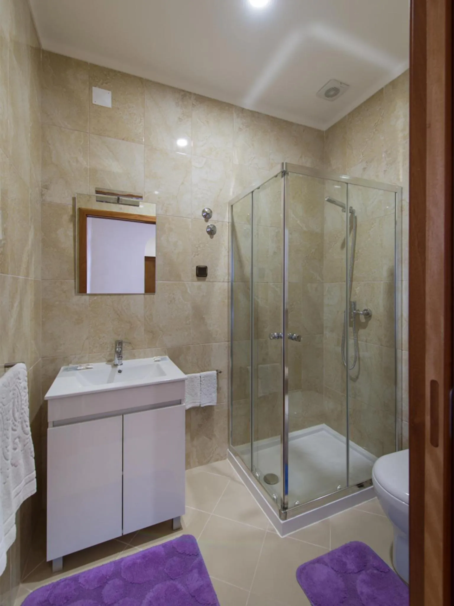 Shower in Alojamento Correia