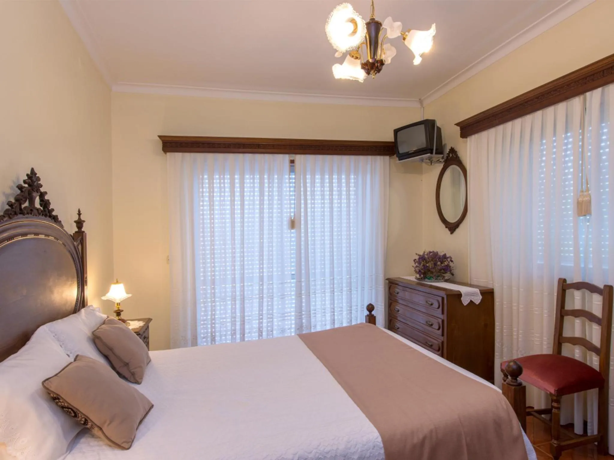 Photo of the whole room, Bed in Alojamento Correia