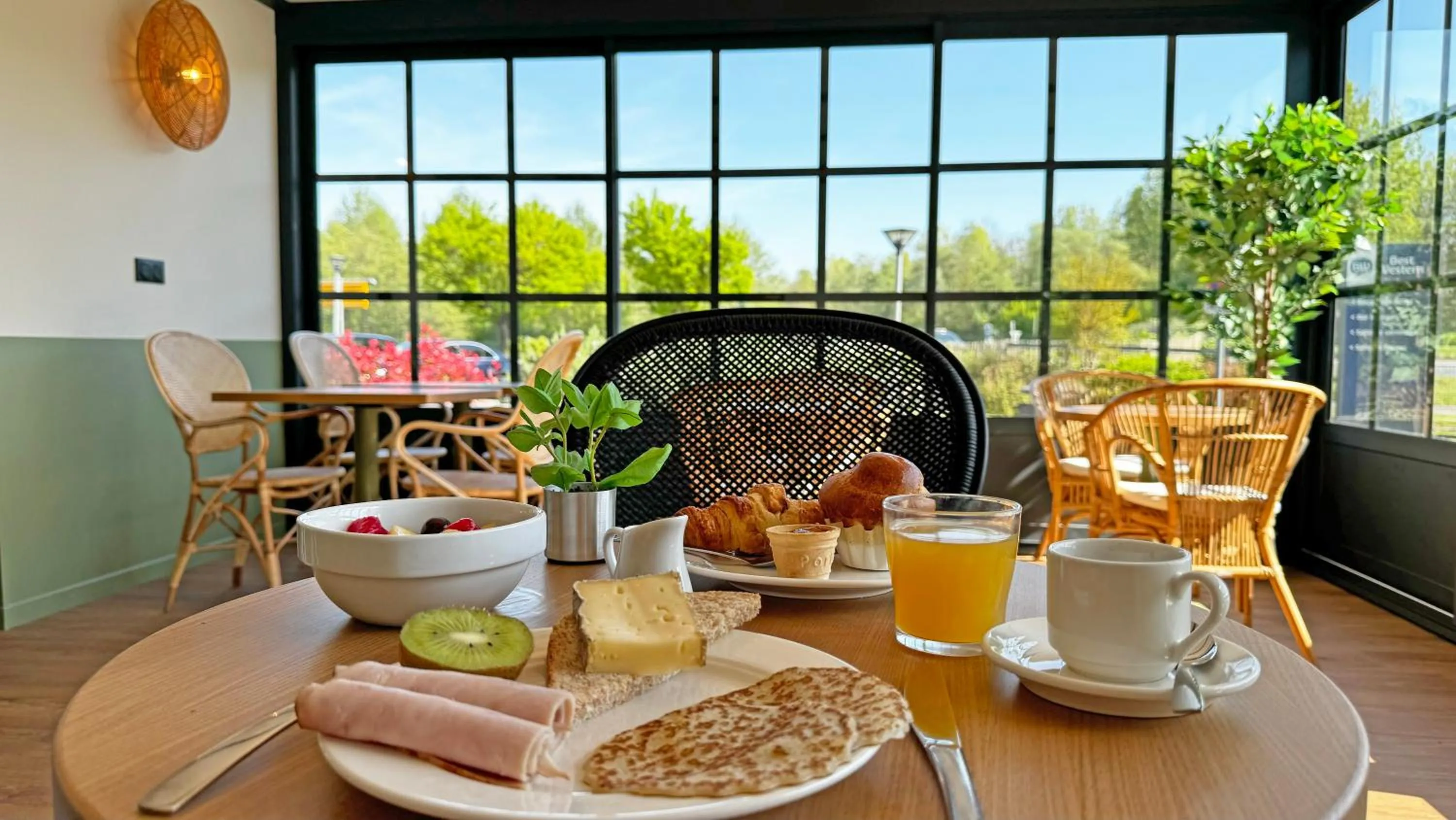 Breakfast in Best Western Bourgoin Jallieu