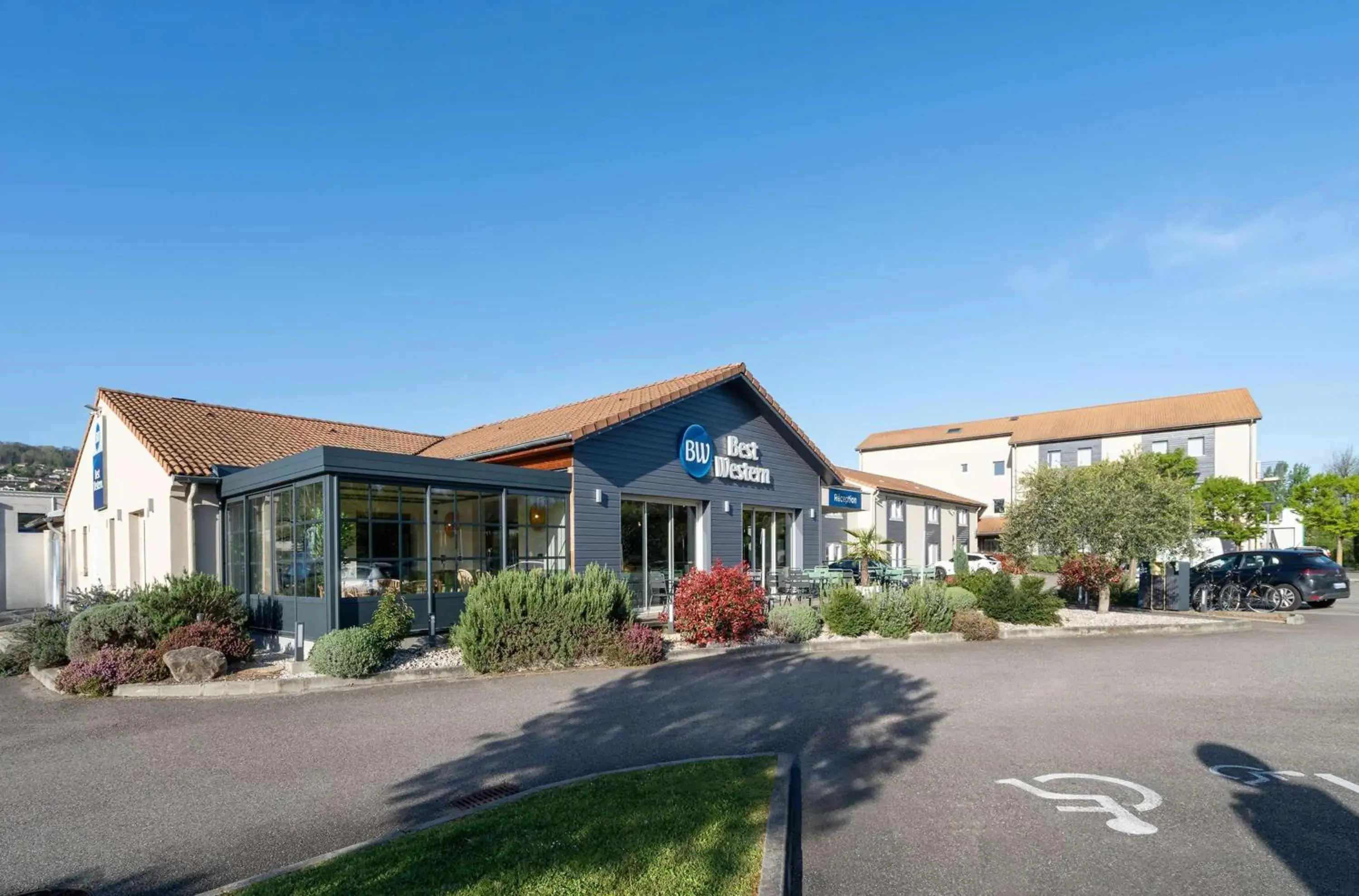 Property building in Best Western Bourgoin Jallieu Property building in Best Western Bourgoin Jallieu