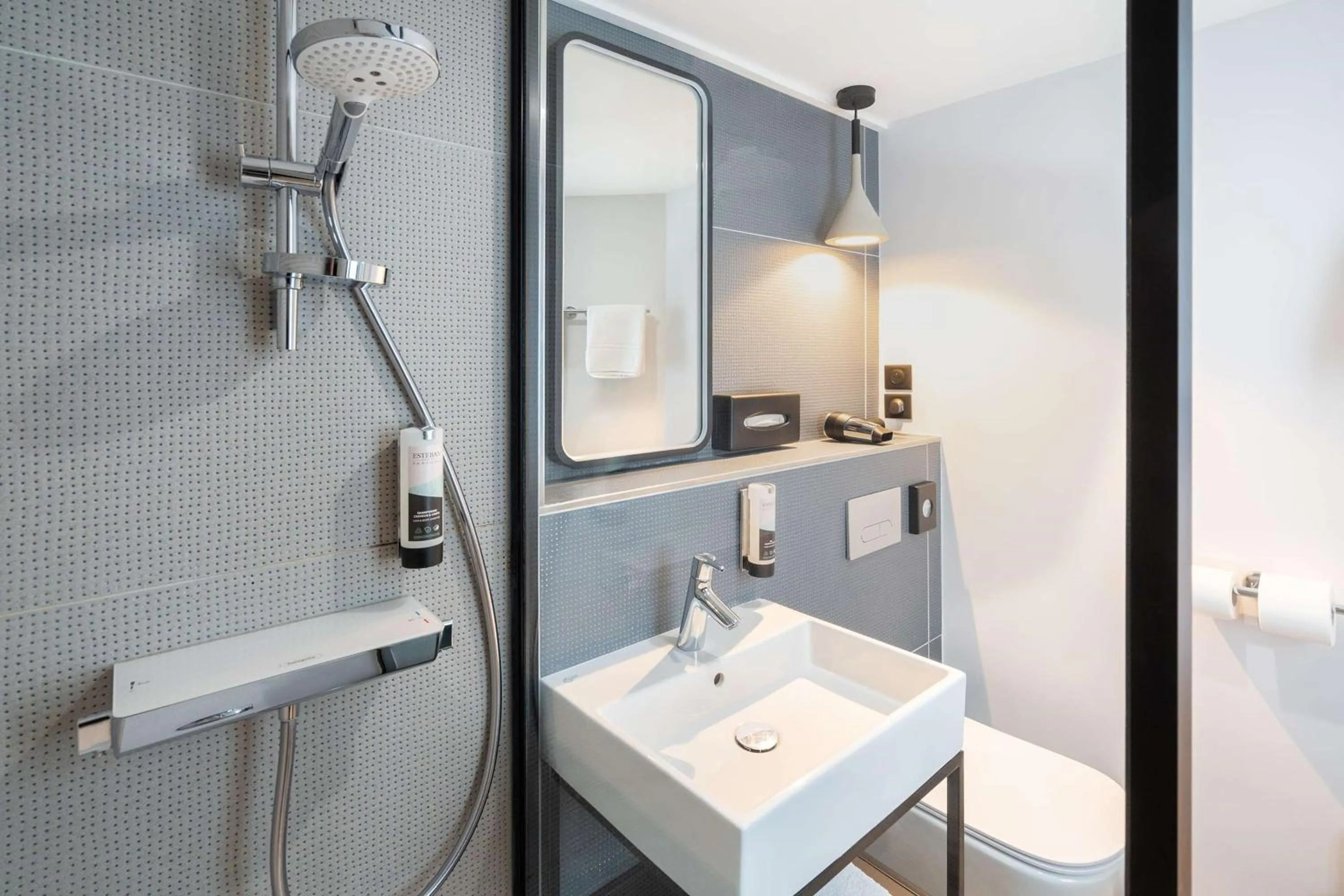 Bathroom in Best Western Bourgoin Jallieu