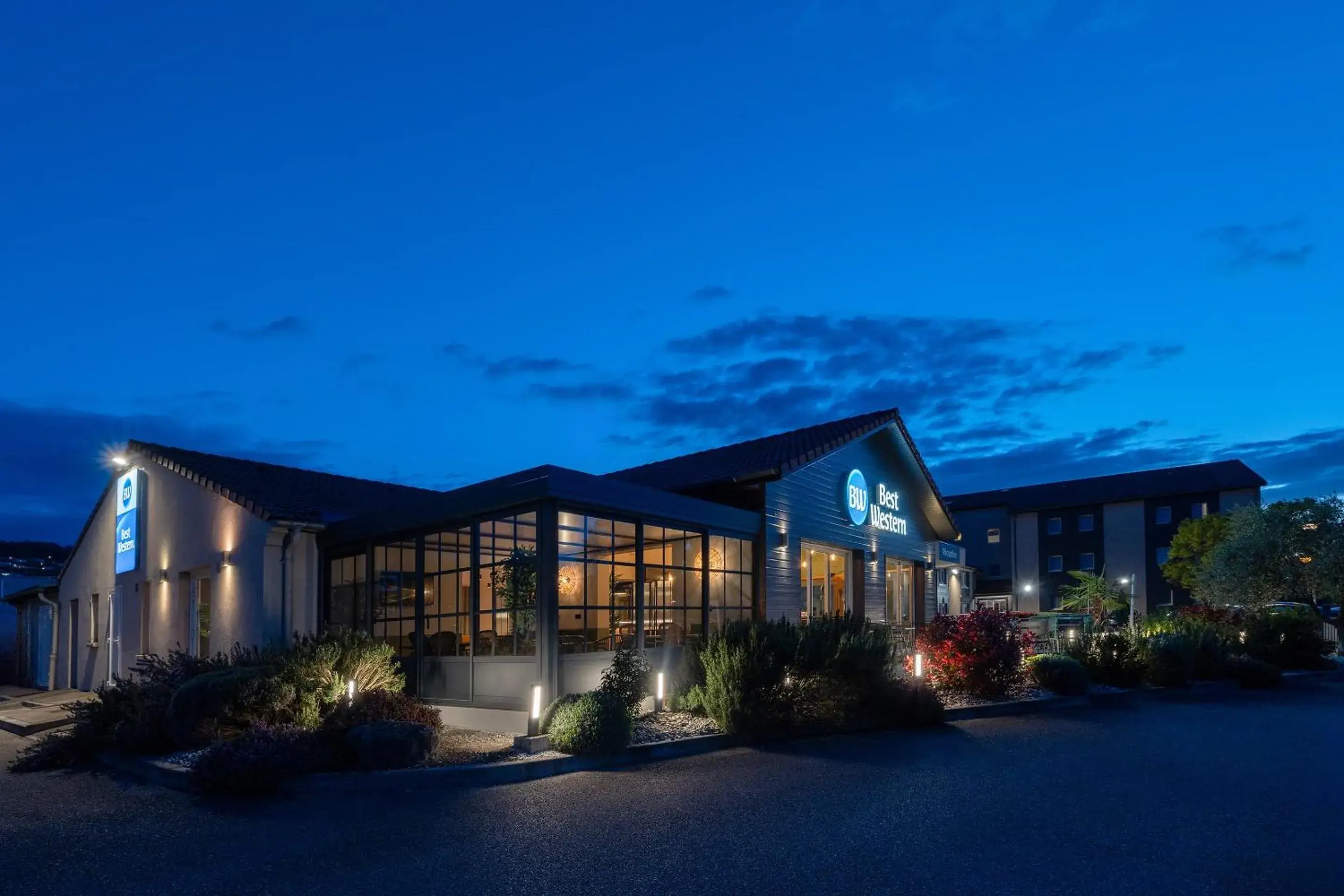 Property building in Best Western Bourgoin Jallieu Property building in Best Western Bourgoin Jallieu