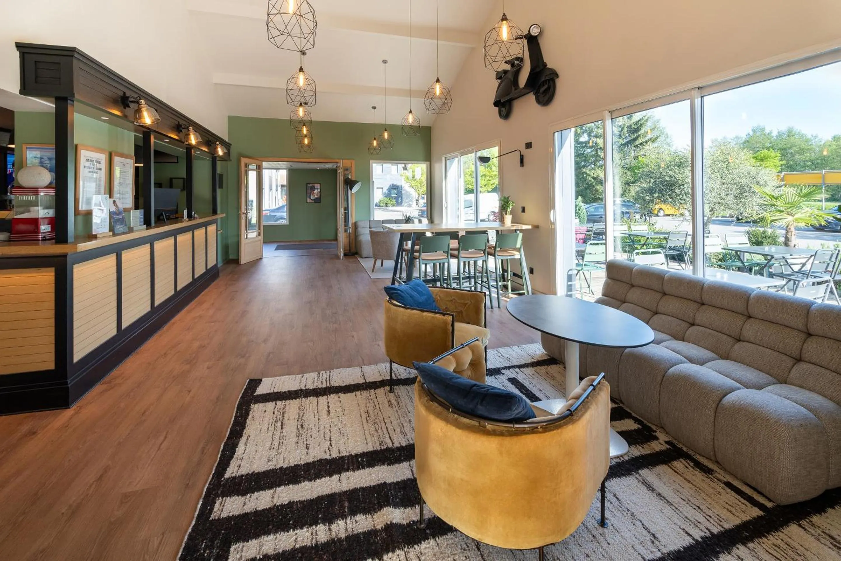 Communal lounge/ TV room in Best Western Bourgoin Jallieu