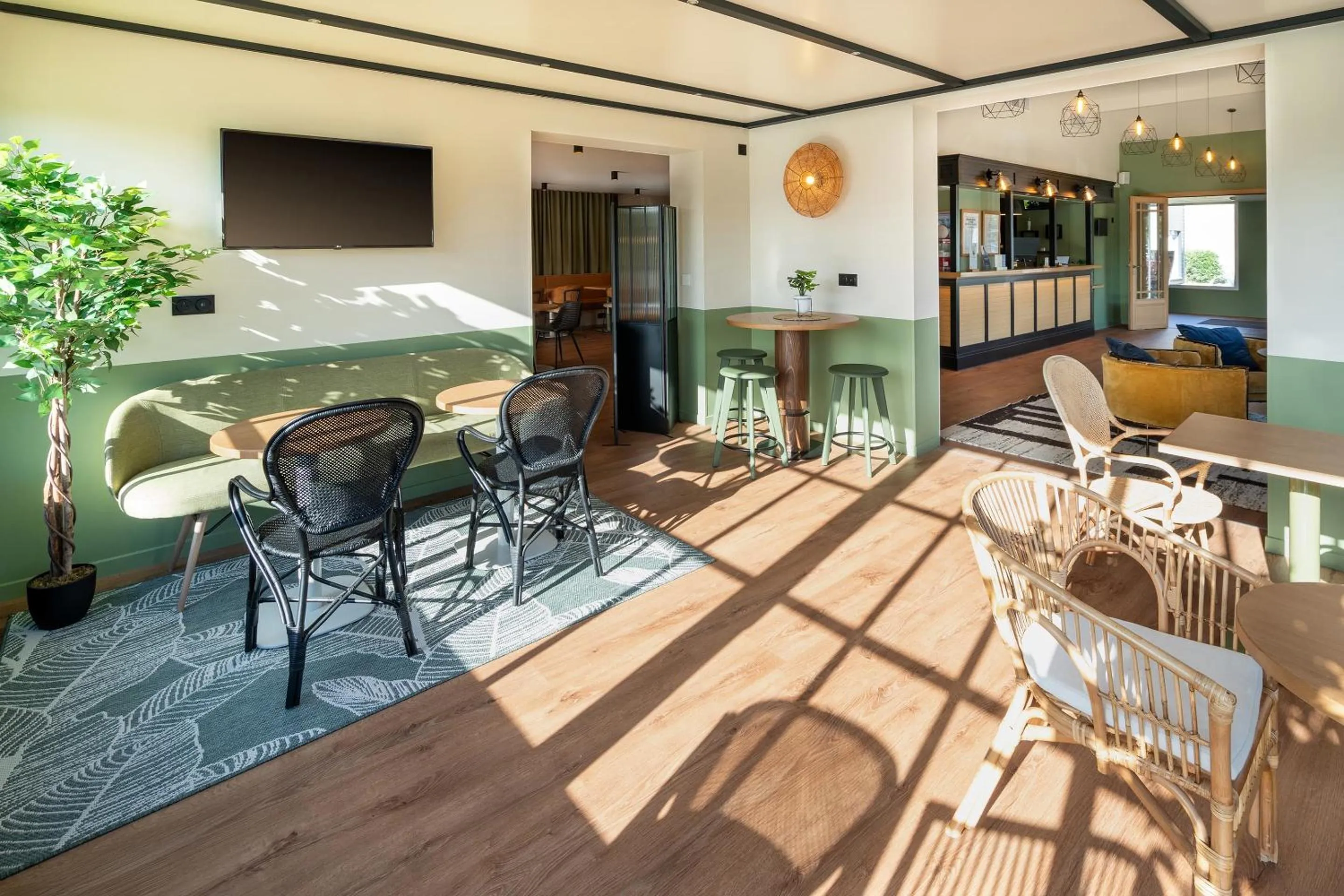 Communal lounge/ TV room in Best Western Bourgoin Jallieu