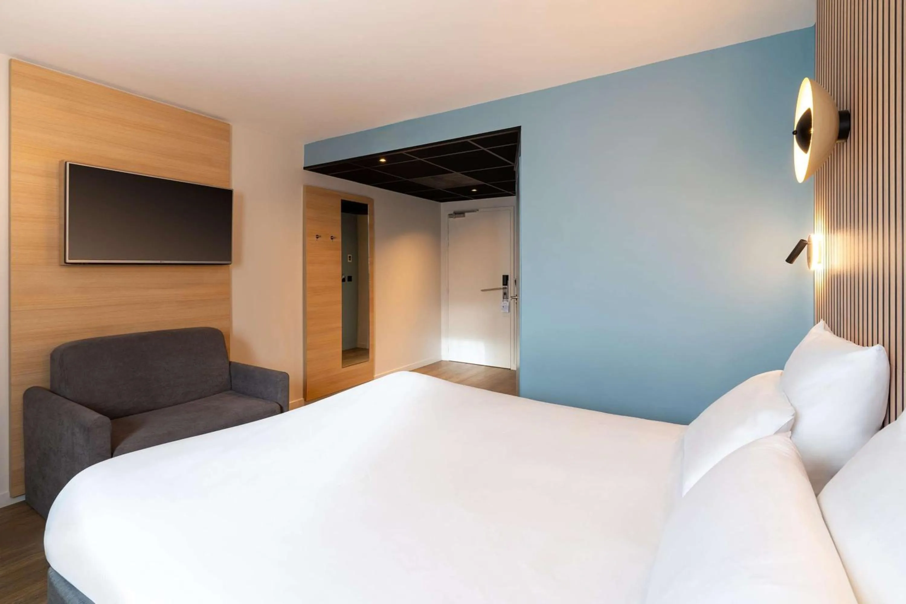 Bed in Best Western Bourgoin Jallieu