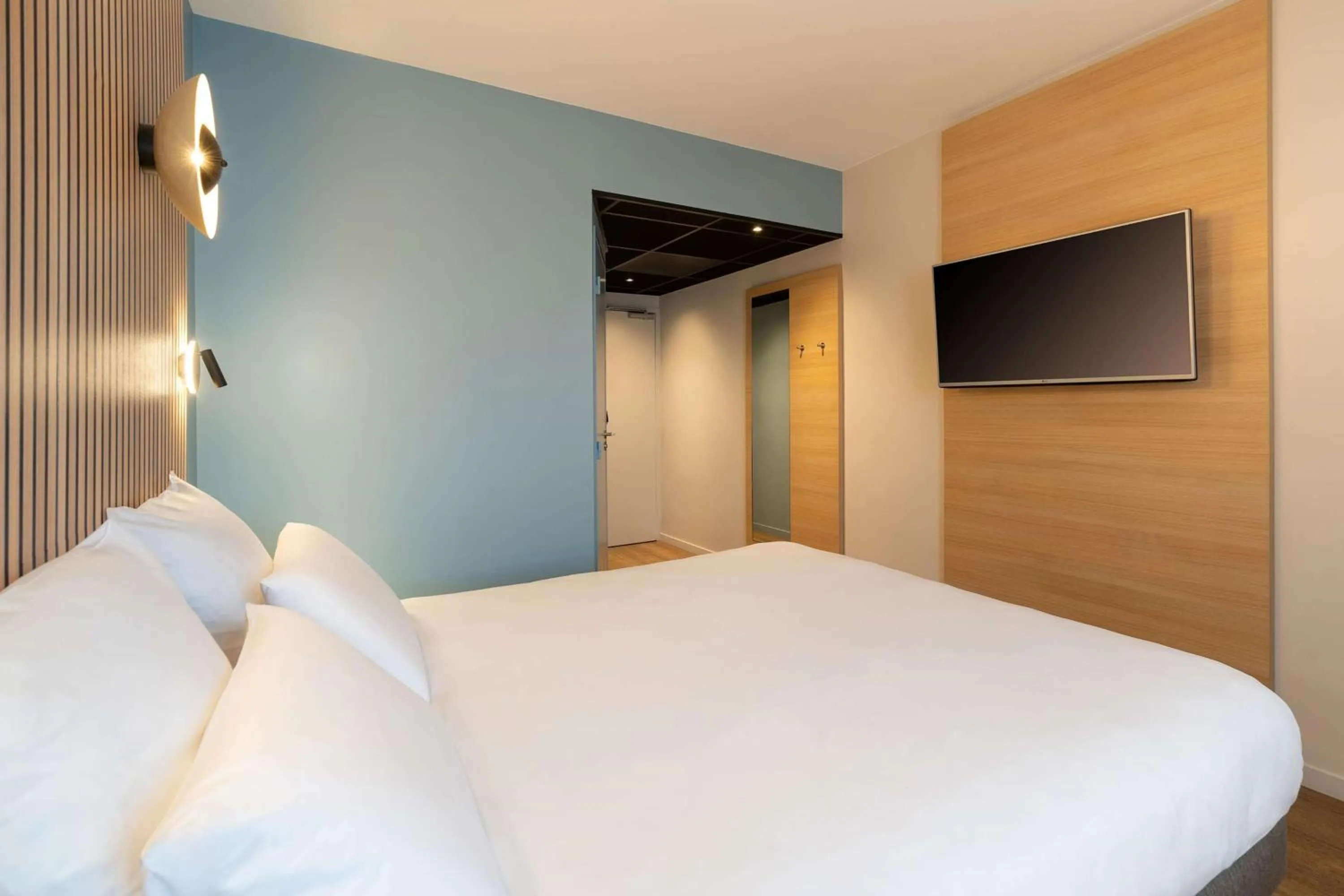 Bed in Best Western Bourgoin Jallieu