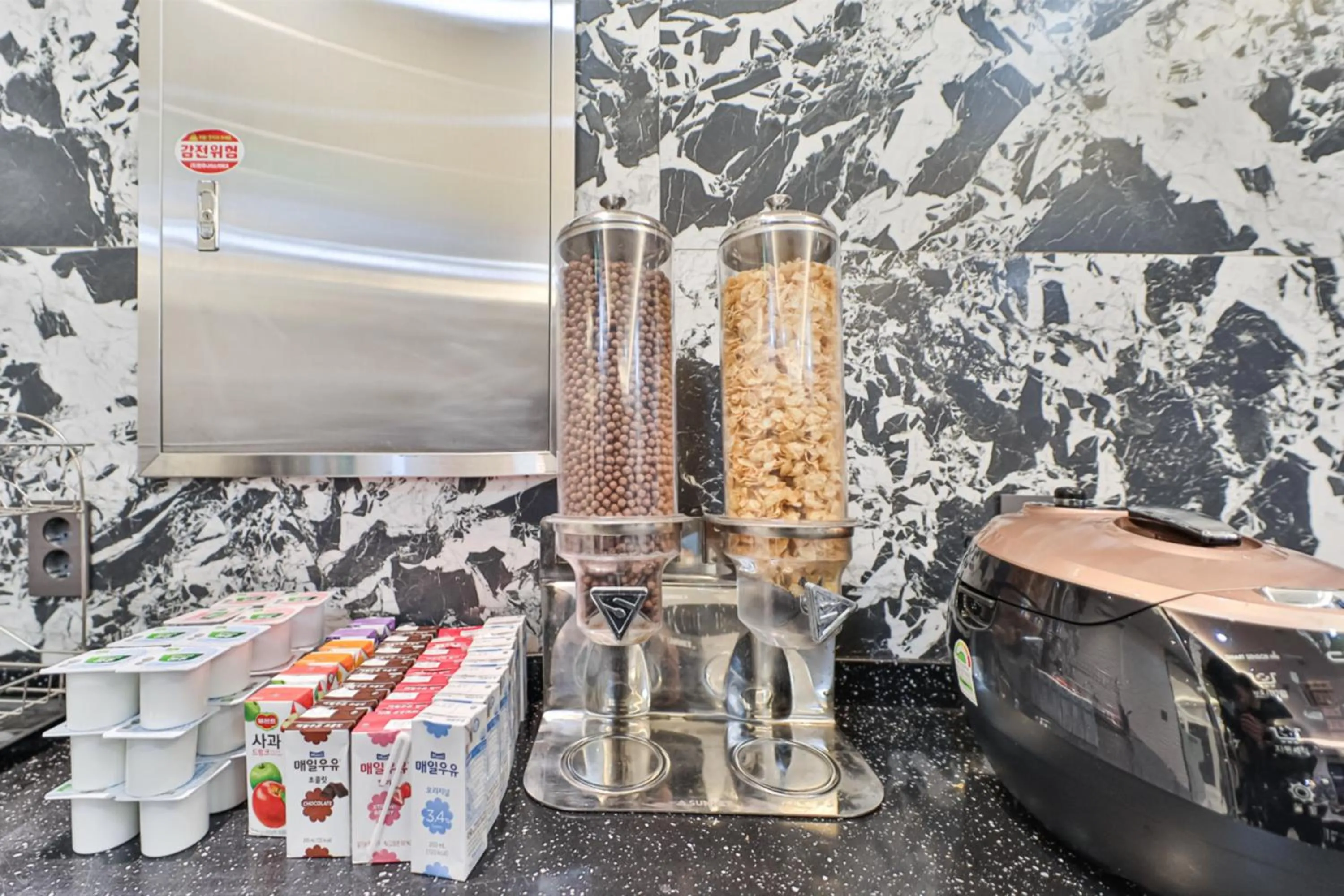 Restaurant/places to eat in HOTEL YUNA Business