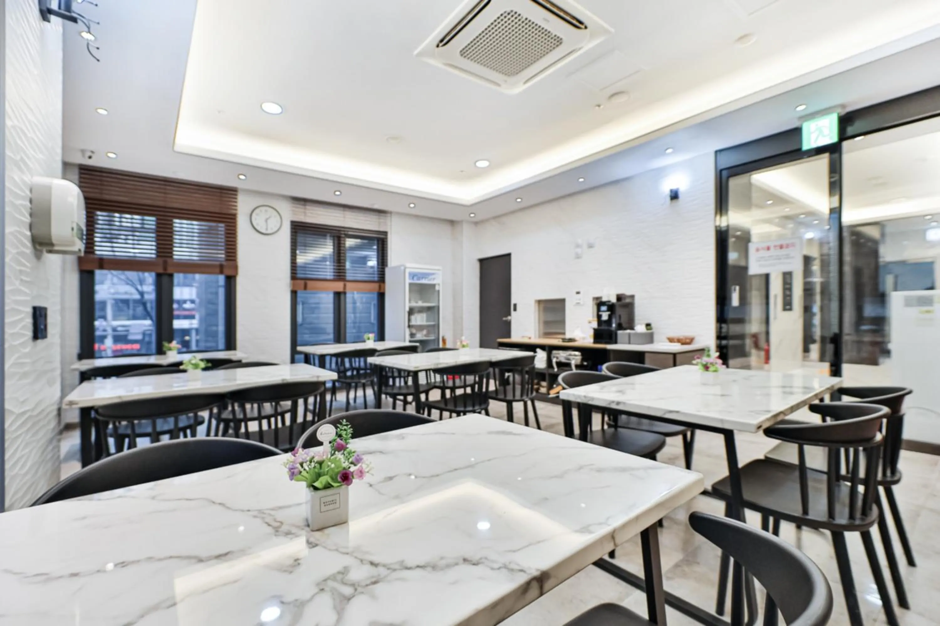 Restaurant/places to eat in HOTEL YUNA Business