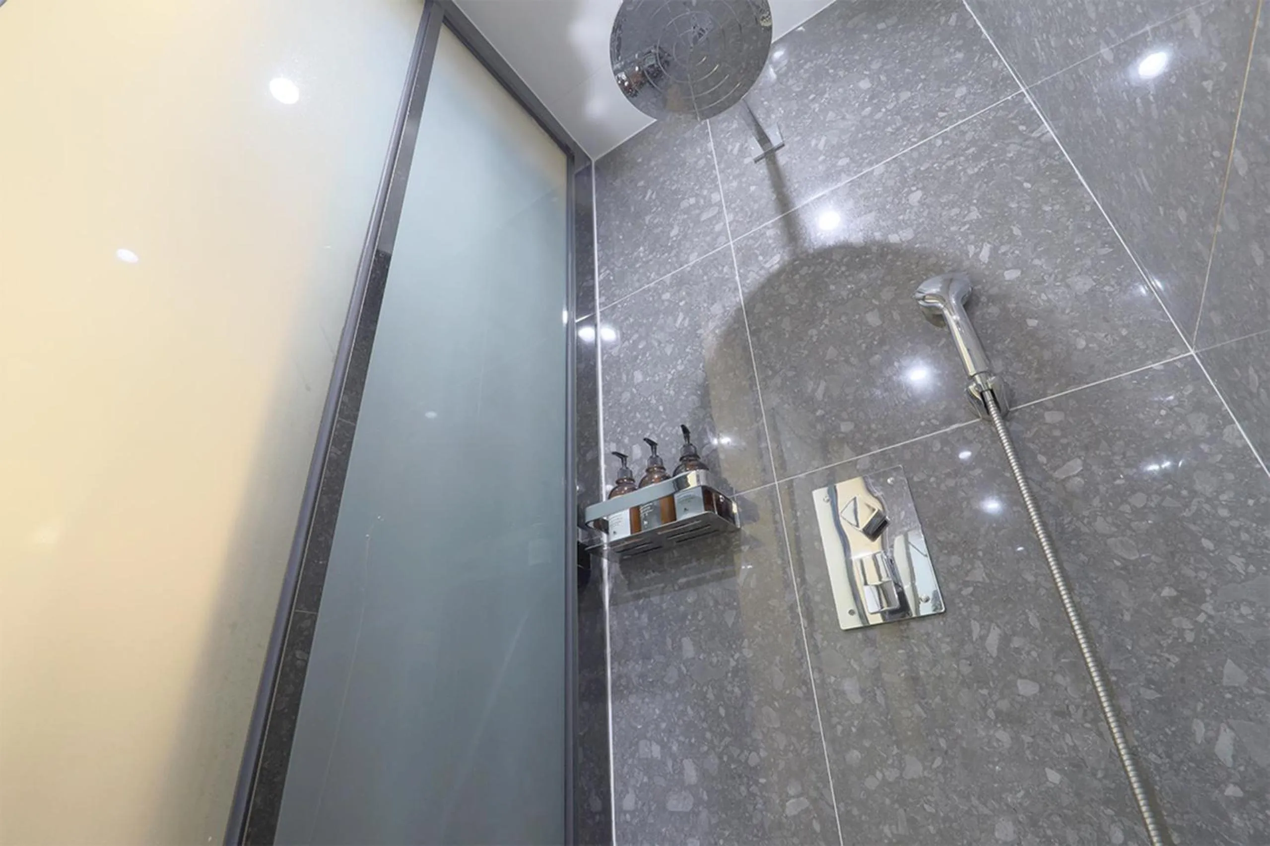 Shower in HOTEL YUNA Business