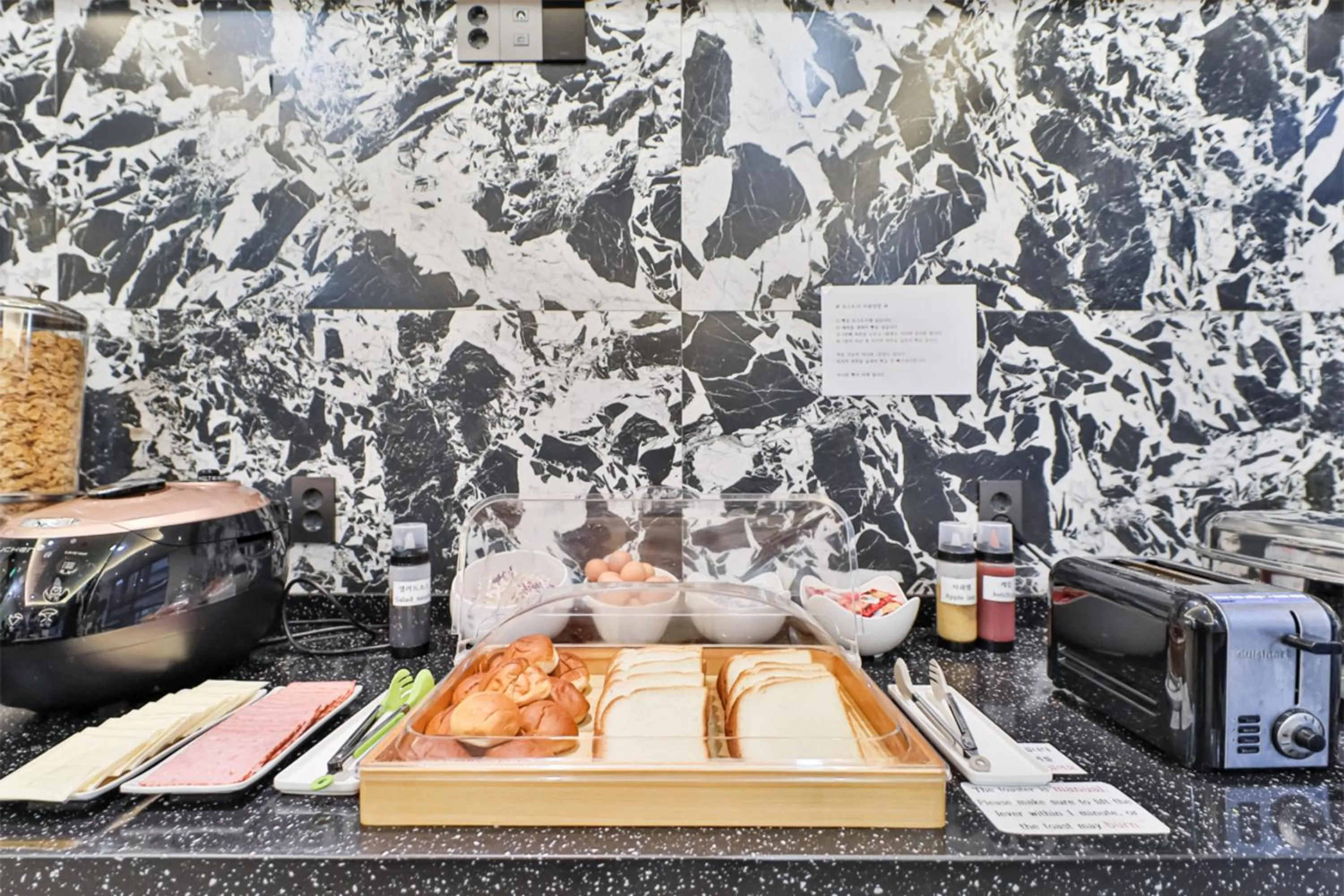 Restaurant/places to eat in HOTEL YUNA Business