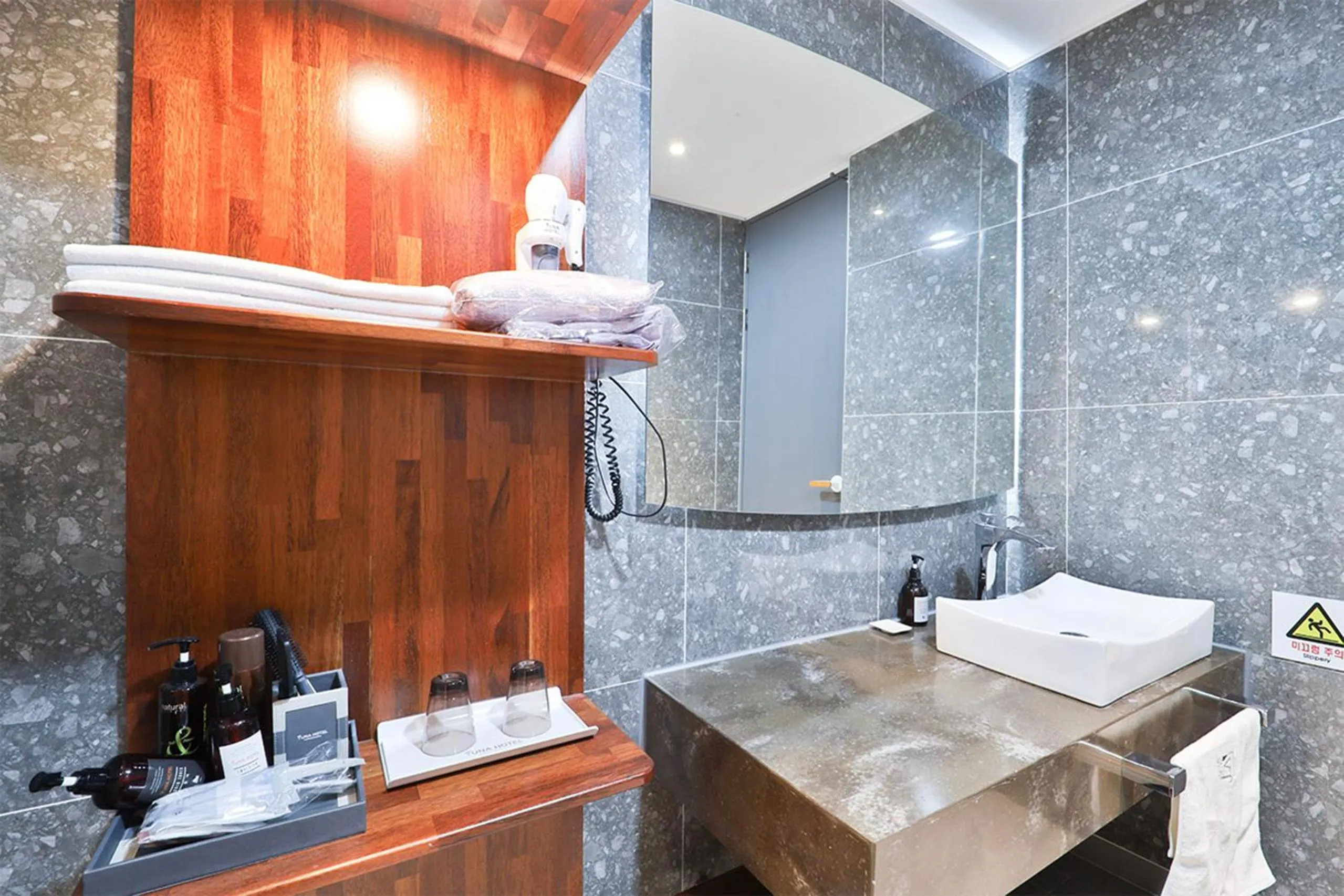 Shower in HOTEL YUNA Business