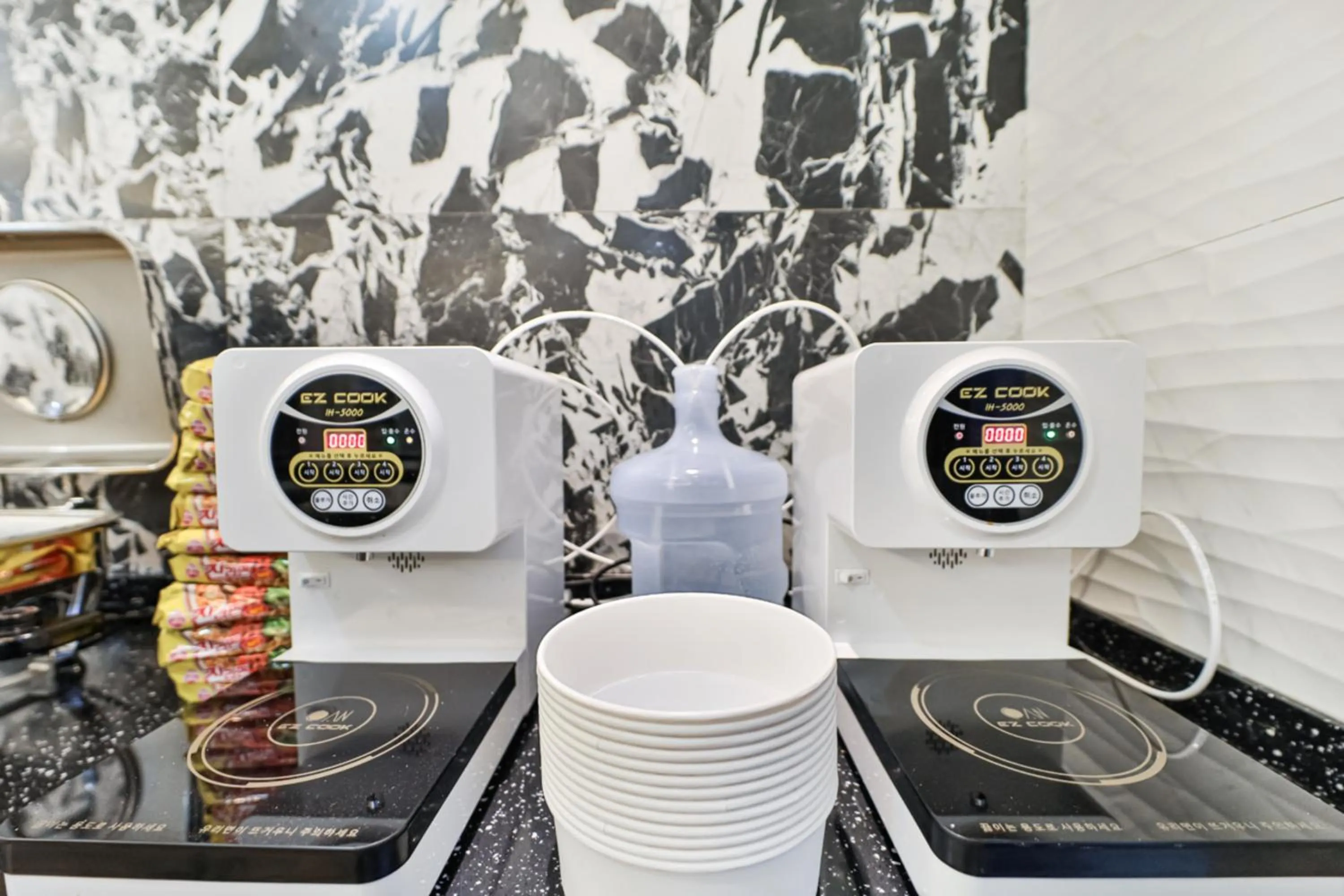 Restaurant/places to eat in HOTEL YUNA Business