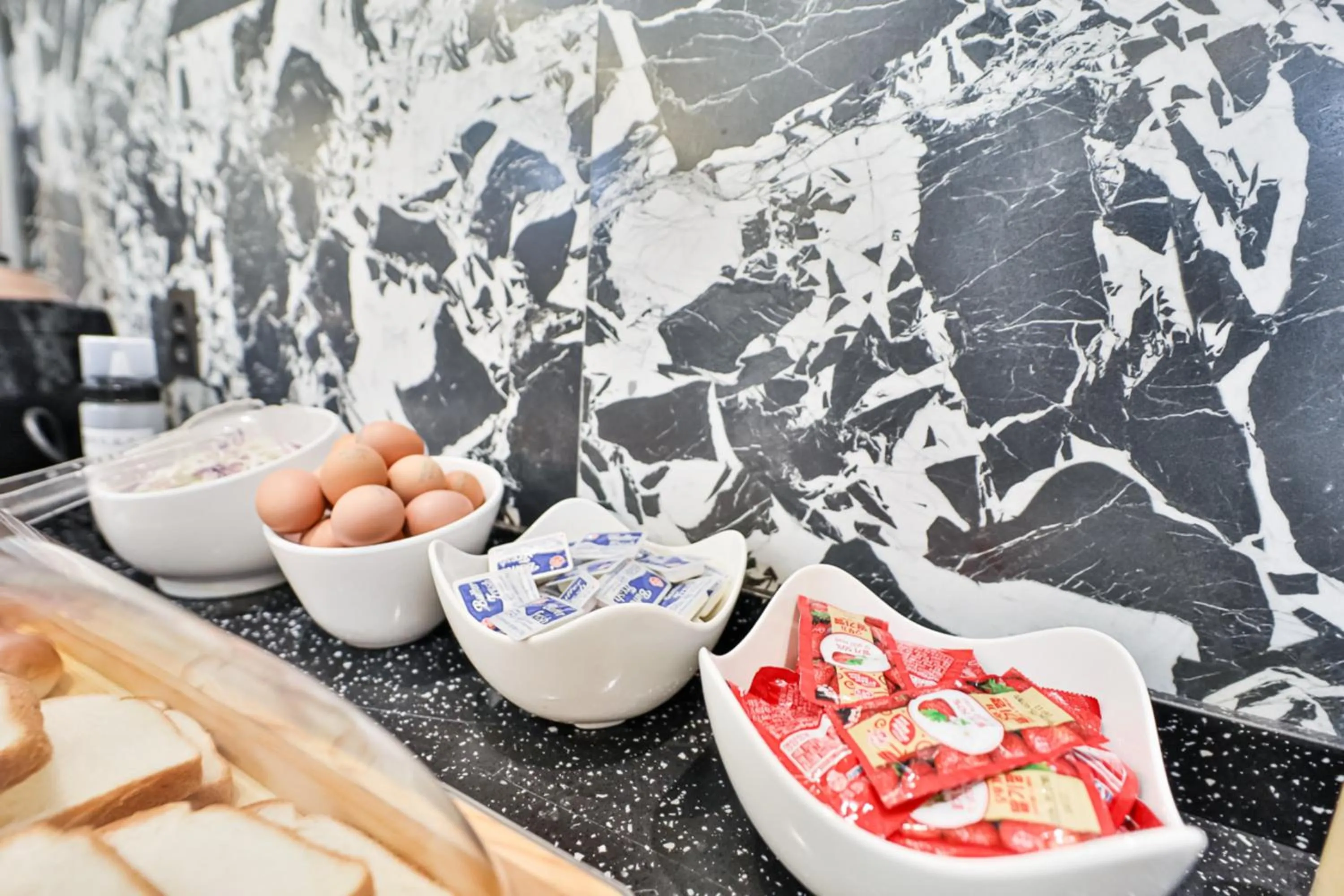 Restaurant/places to eat in HOTEL YUNA Business