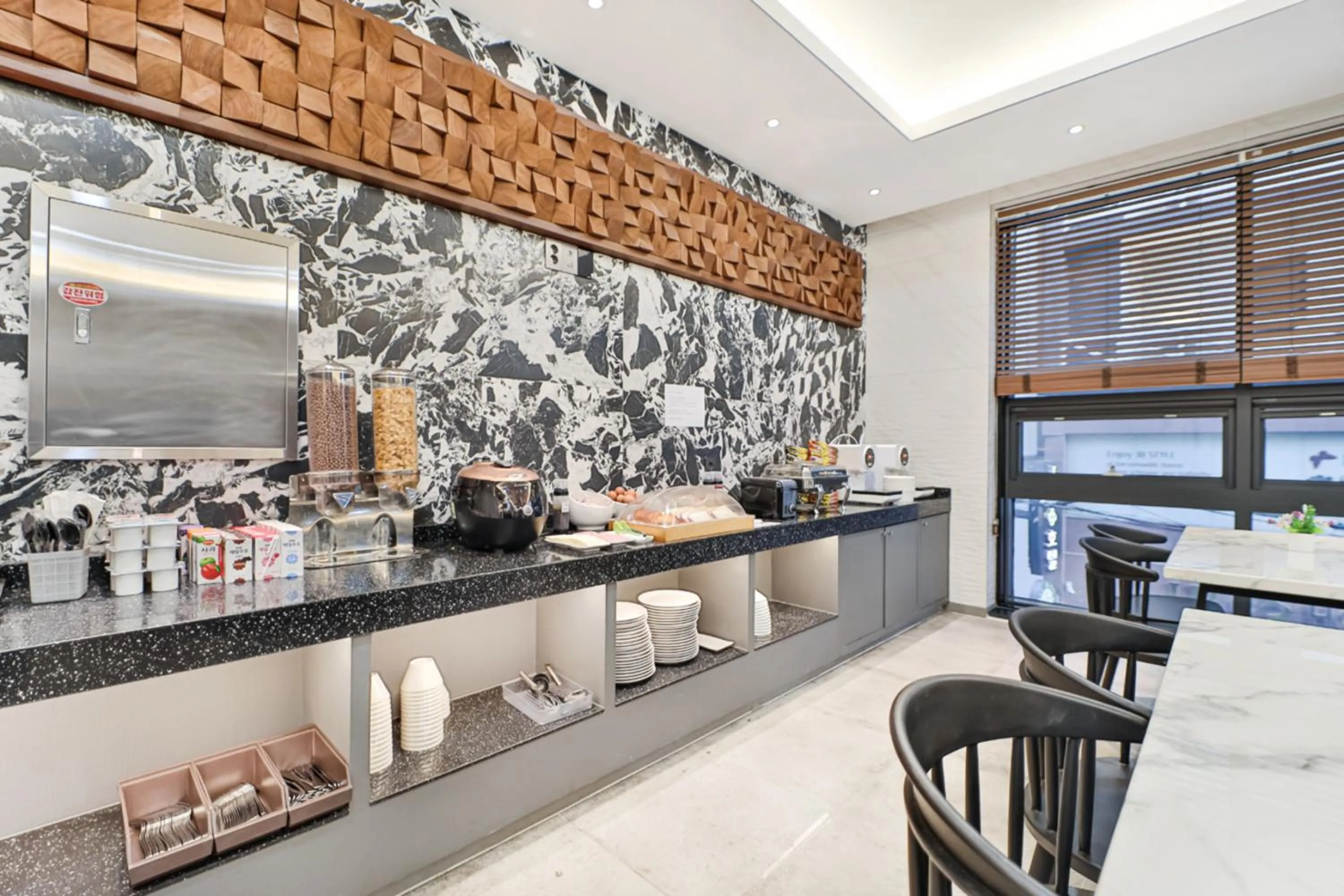 Restaurant/places to eat in HOTEL YUNA Business