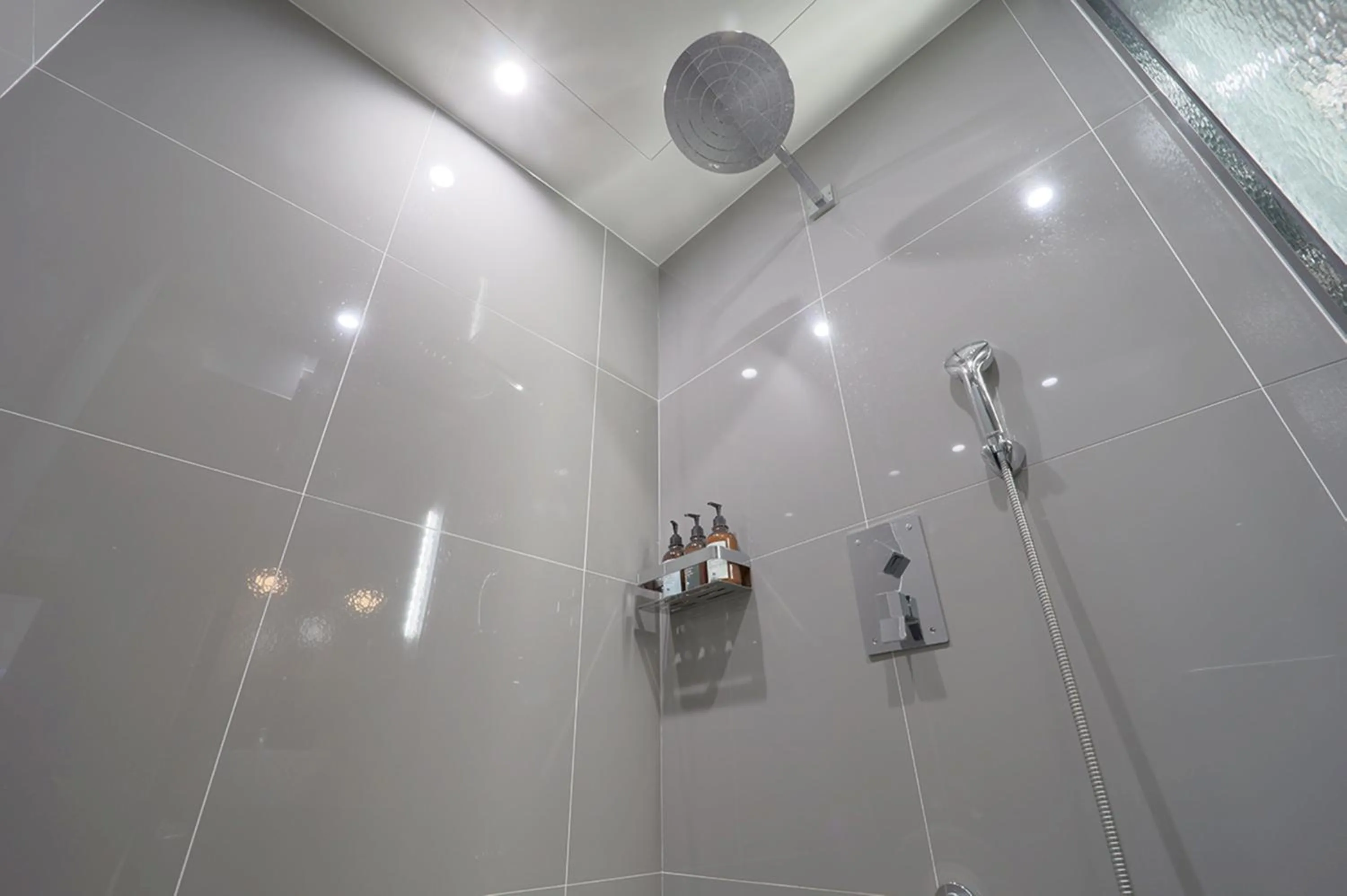 Shower in HOTEL YUNA Business