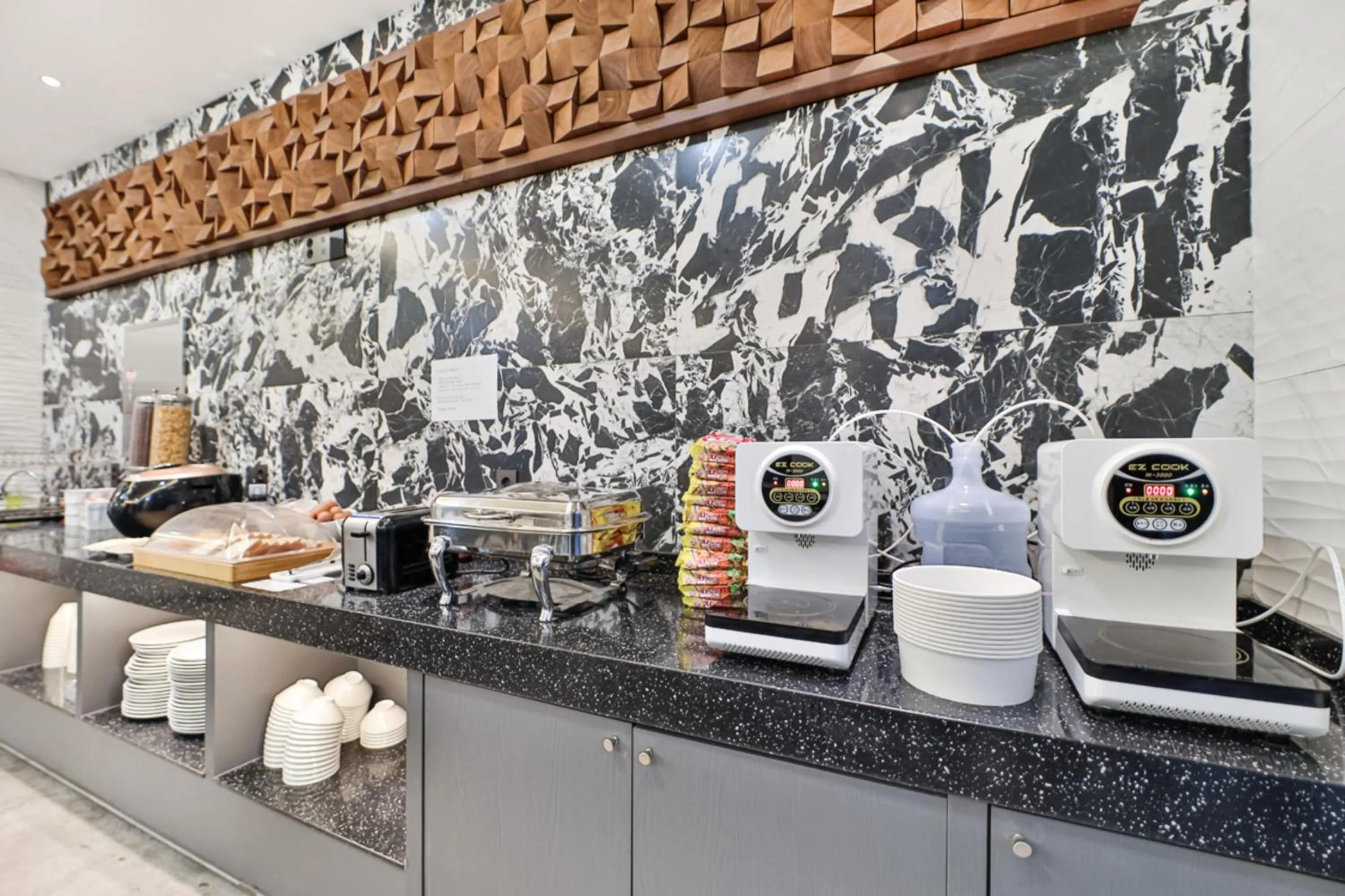 Restaurant/places to eat in HOTEL YUNA Business