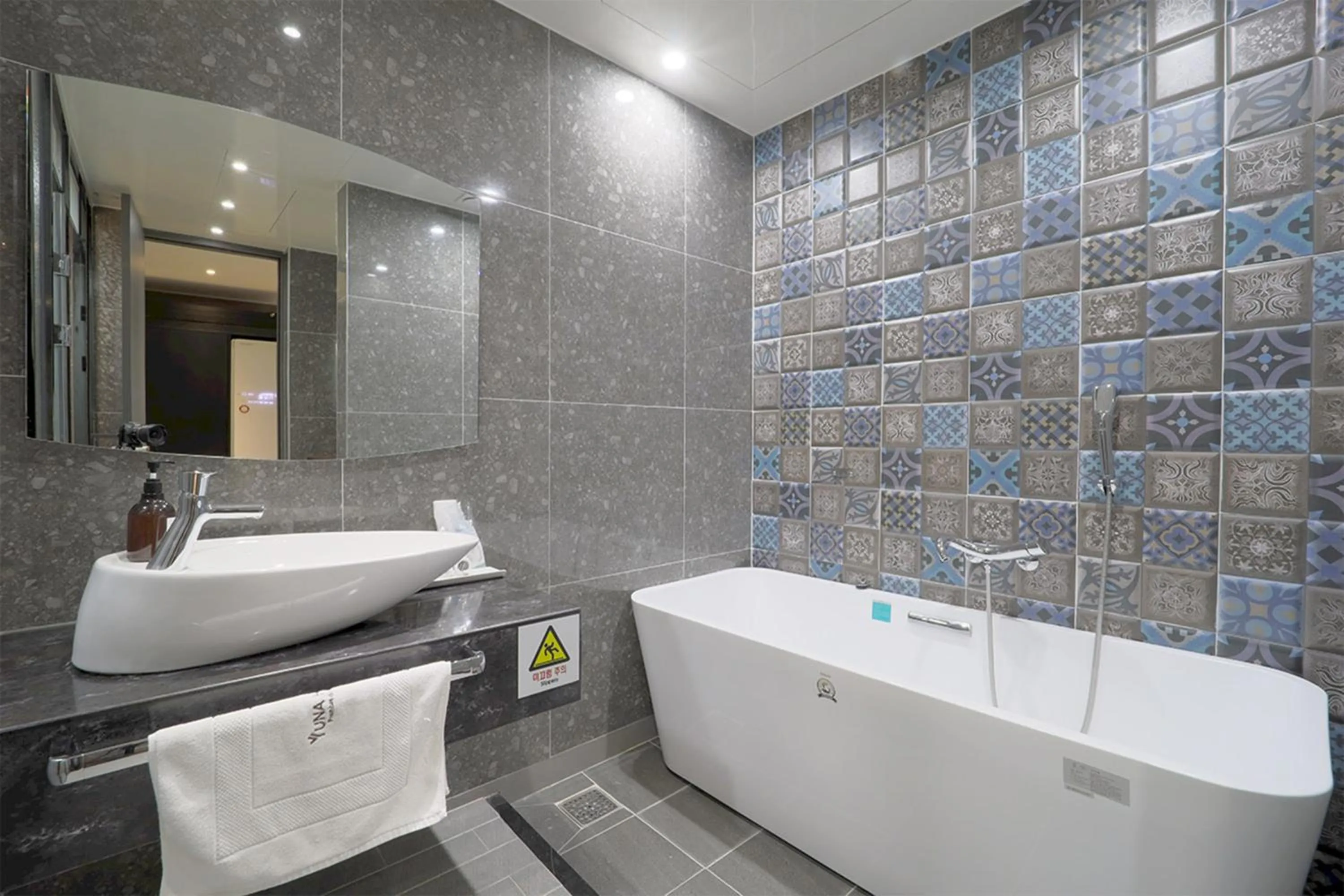 Shower in HOTEL YUNA Business