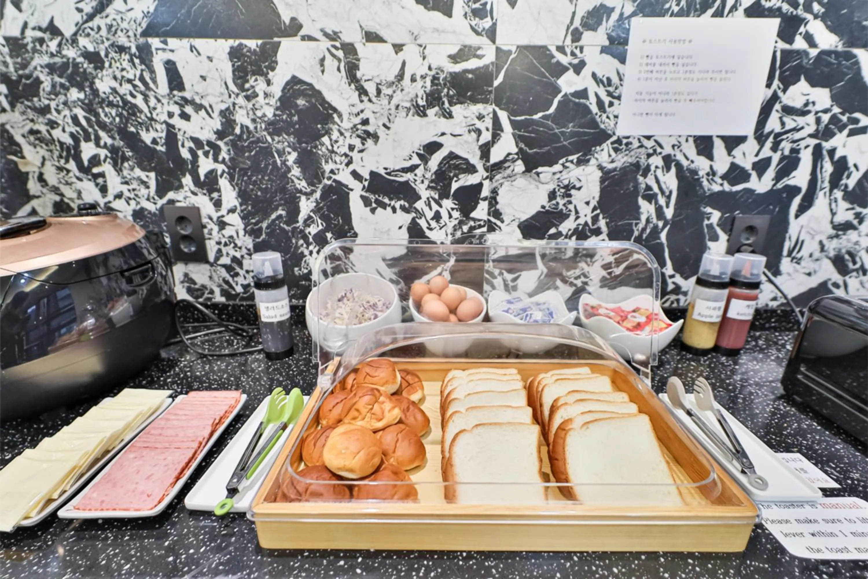 Restaurant/places to eat in HOTEL YUNA Business