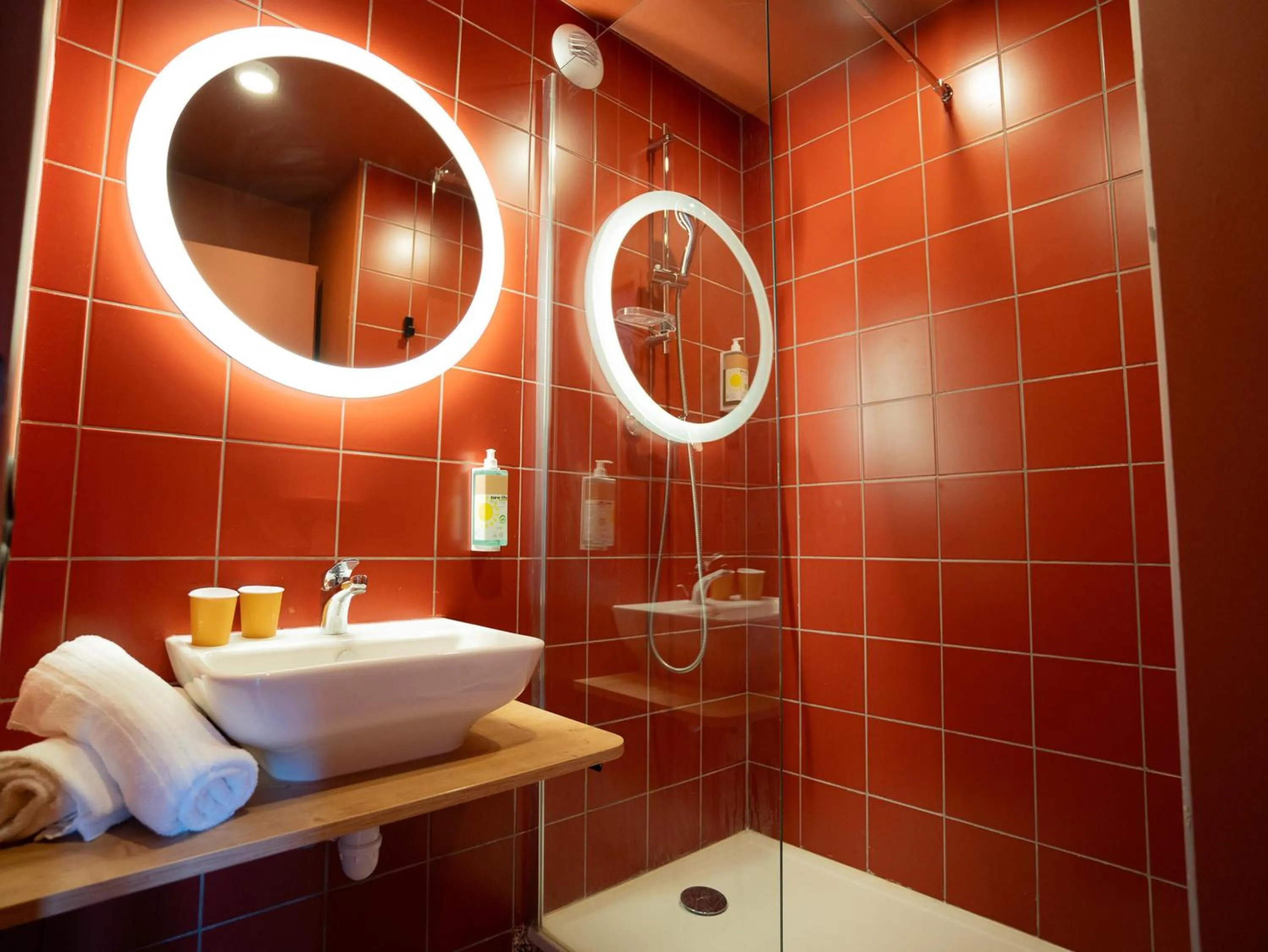 Shower in Greet hôtel Montpellier Aéroport Parc des Expos