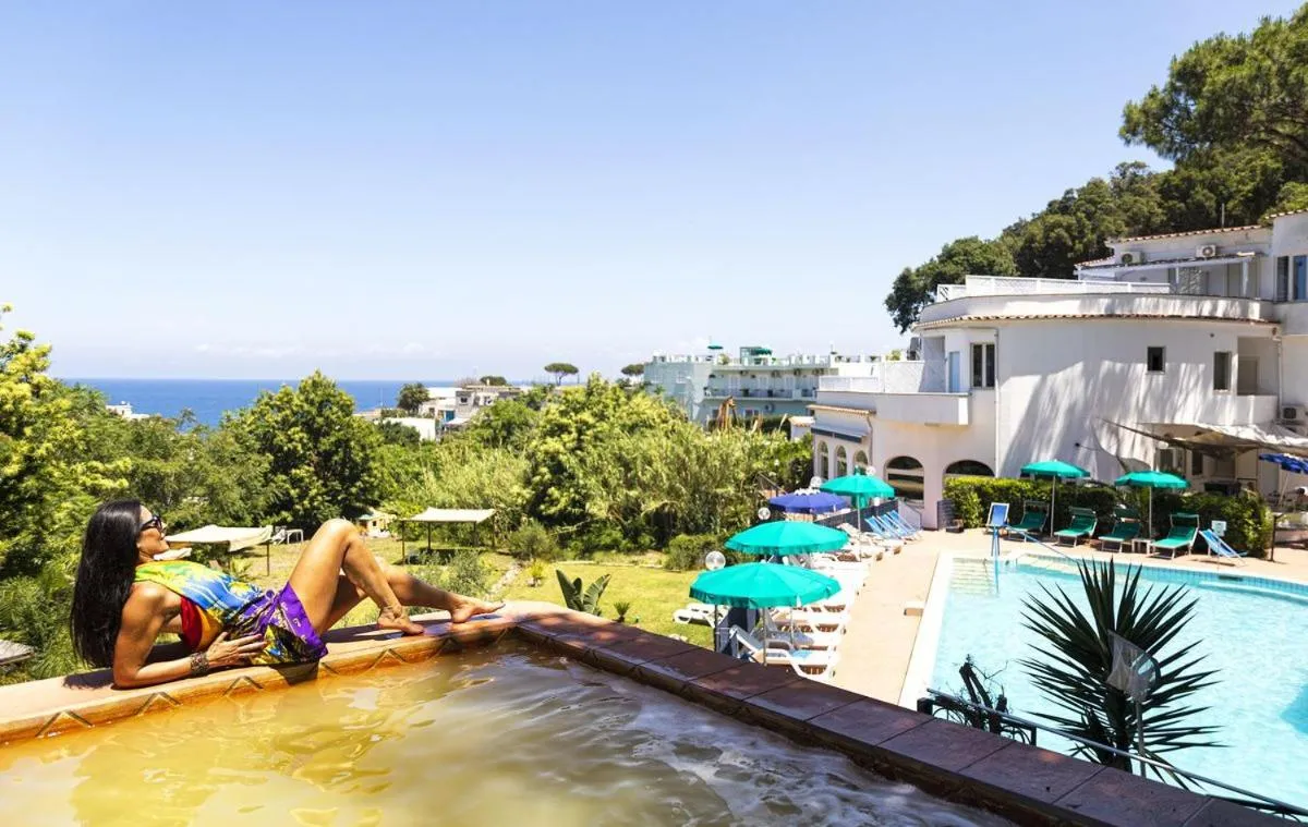 Swimming pool in Bristol Hotel