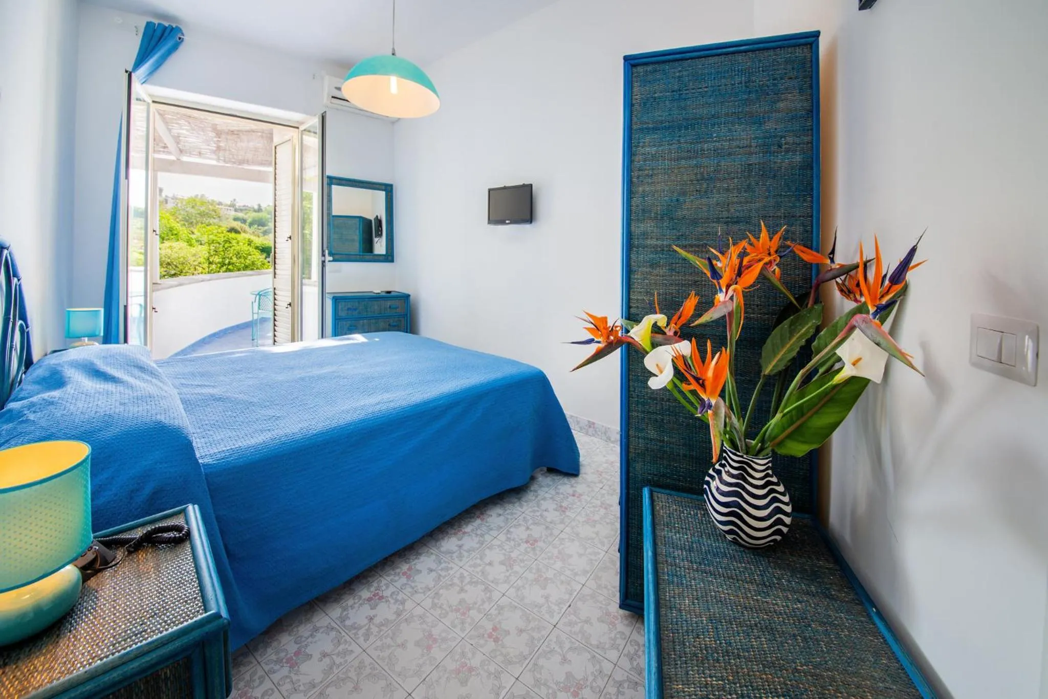 Photo of the whole room, Bed in Bristol Hotel