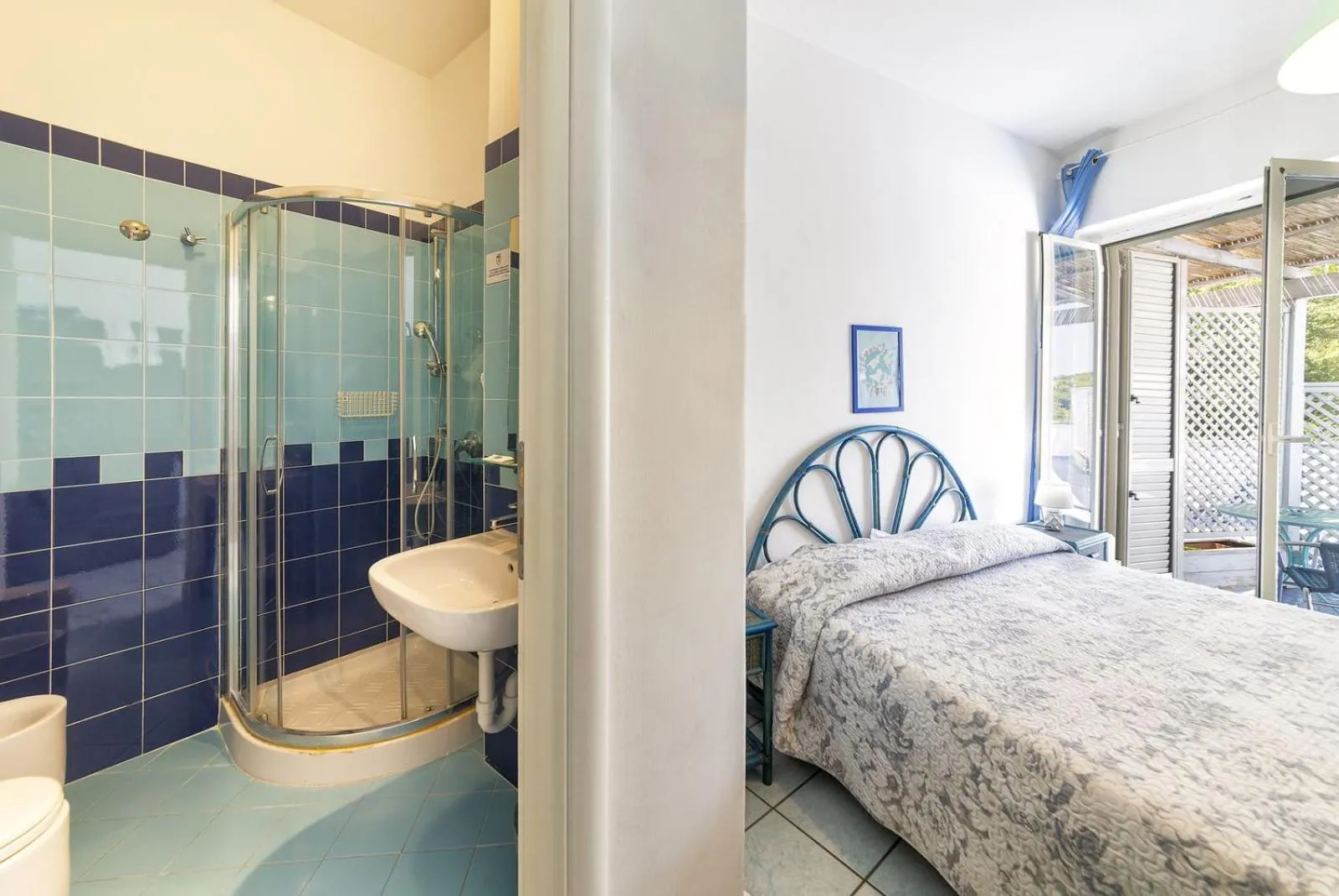 Bathroom, Bed in Bristol Hotel
