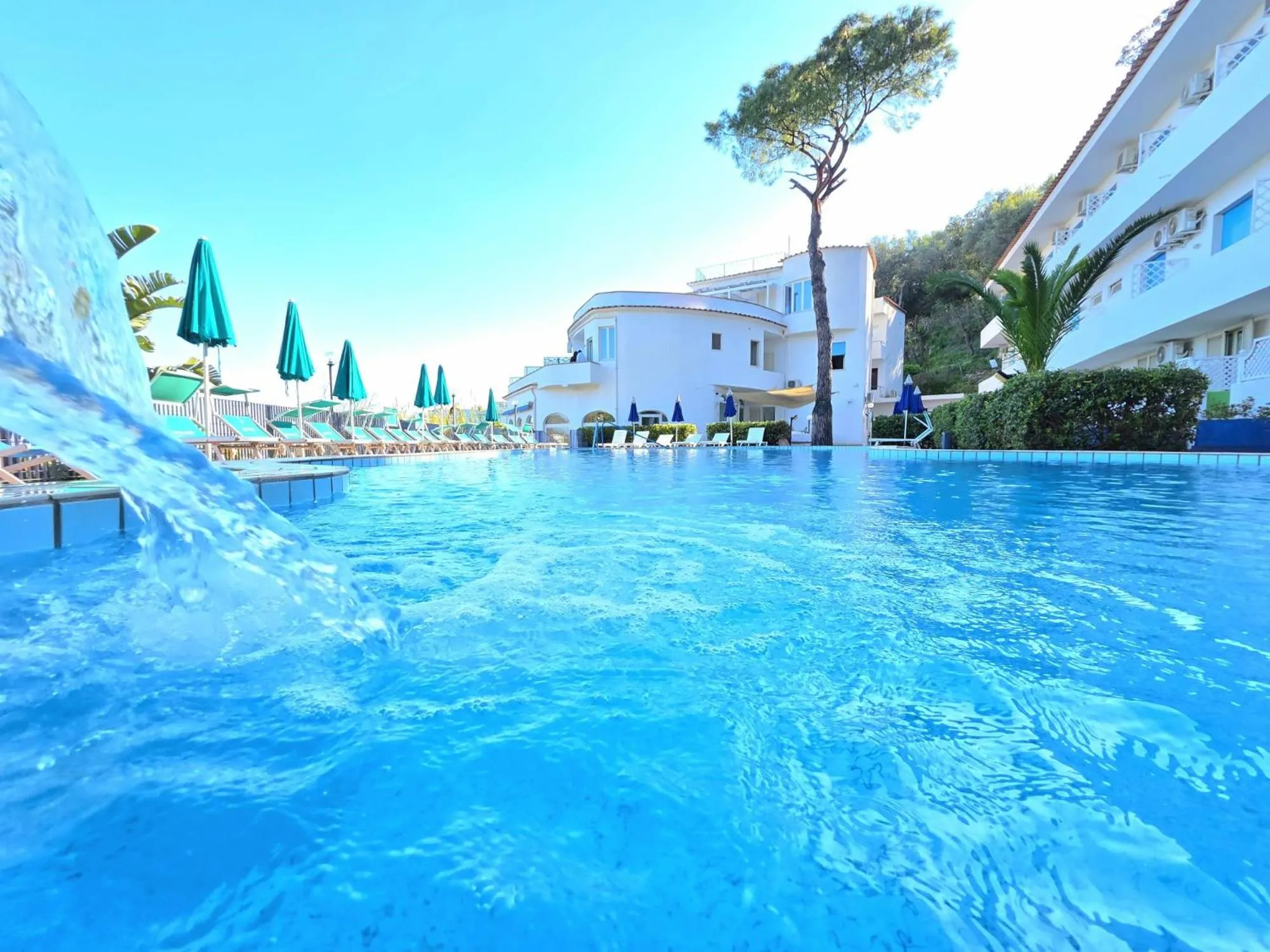 Swimming pool in Bristol Hotel