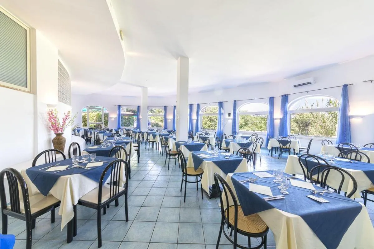 Restaurant/places to eat in Bristol Hotel