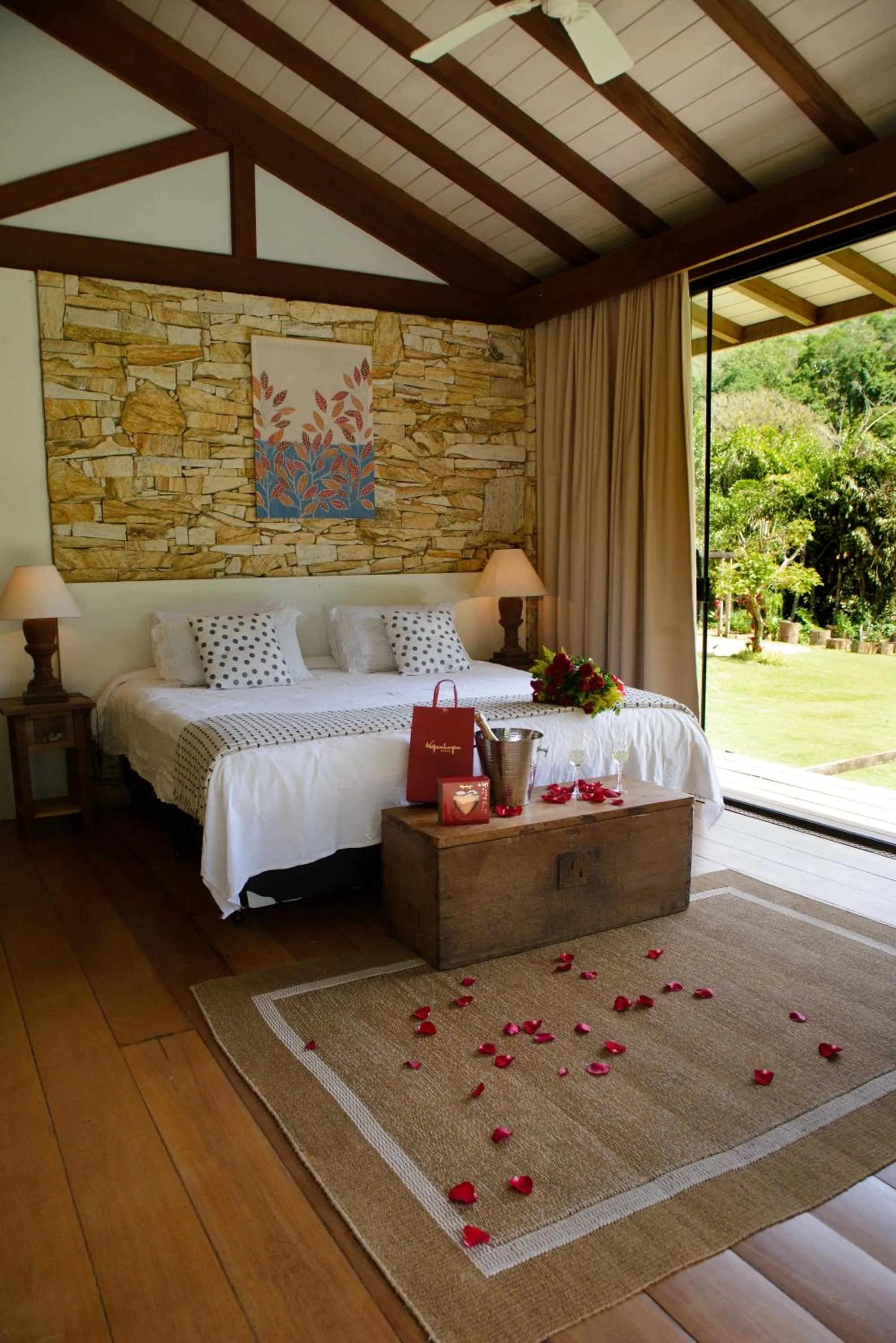 Photo of the whole room, Bed in Pousada Boutique Itaipava