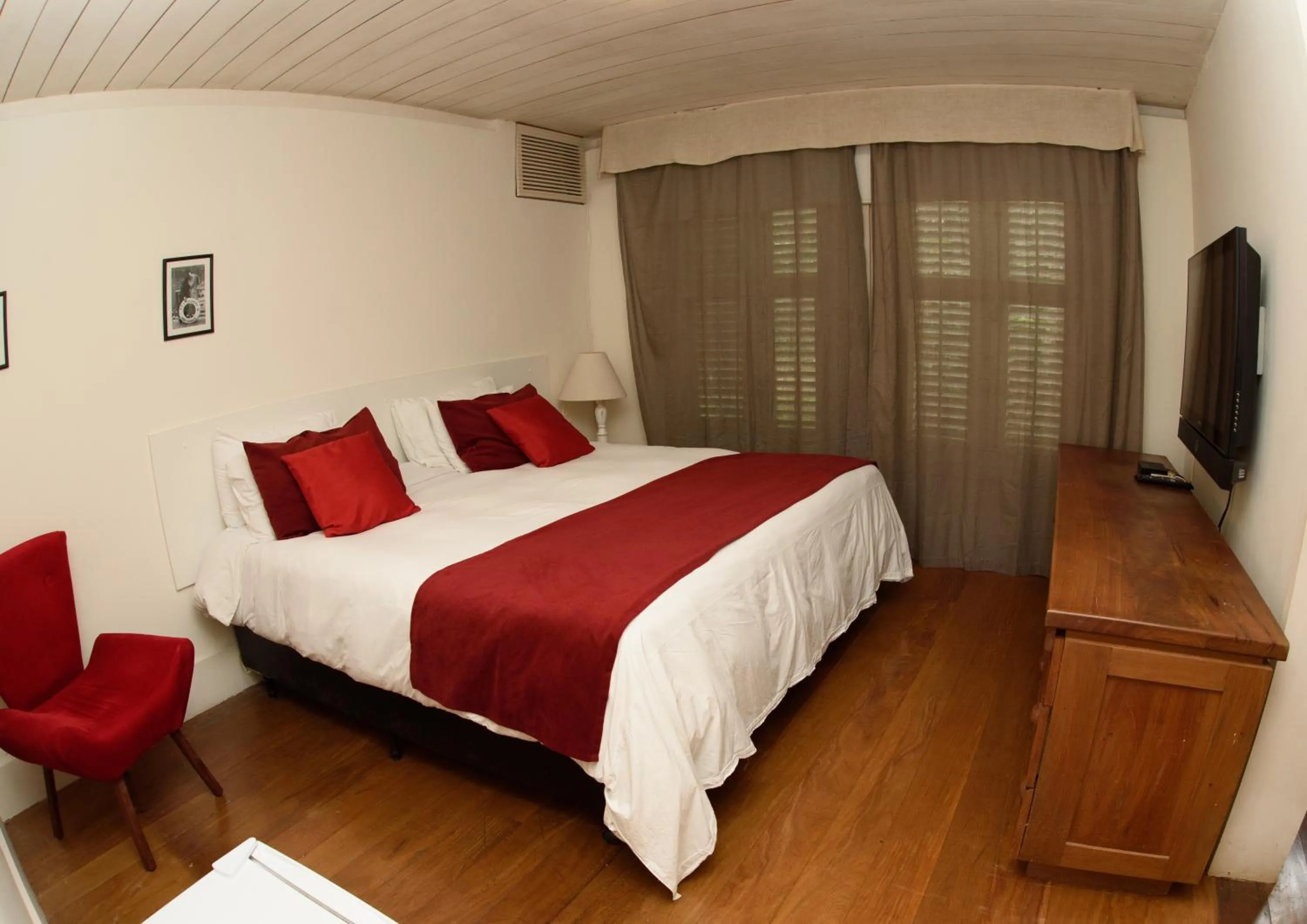 Photo of the whole room, Bed in Pousada Boutique Itaipava