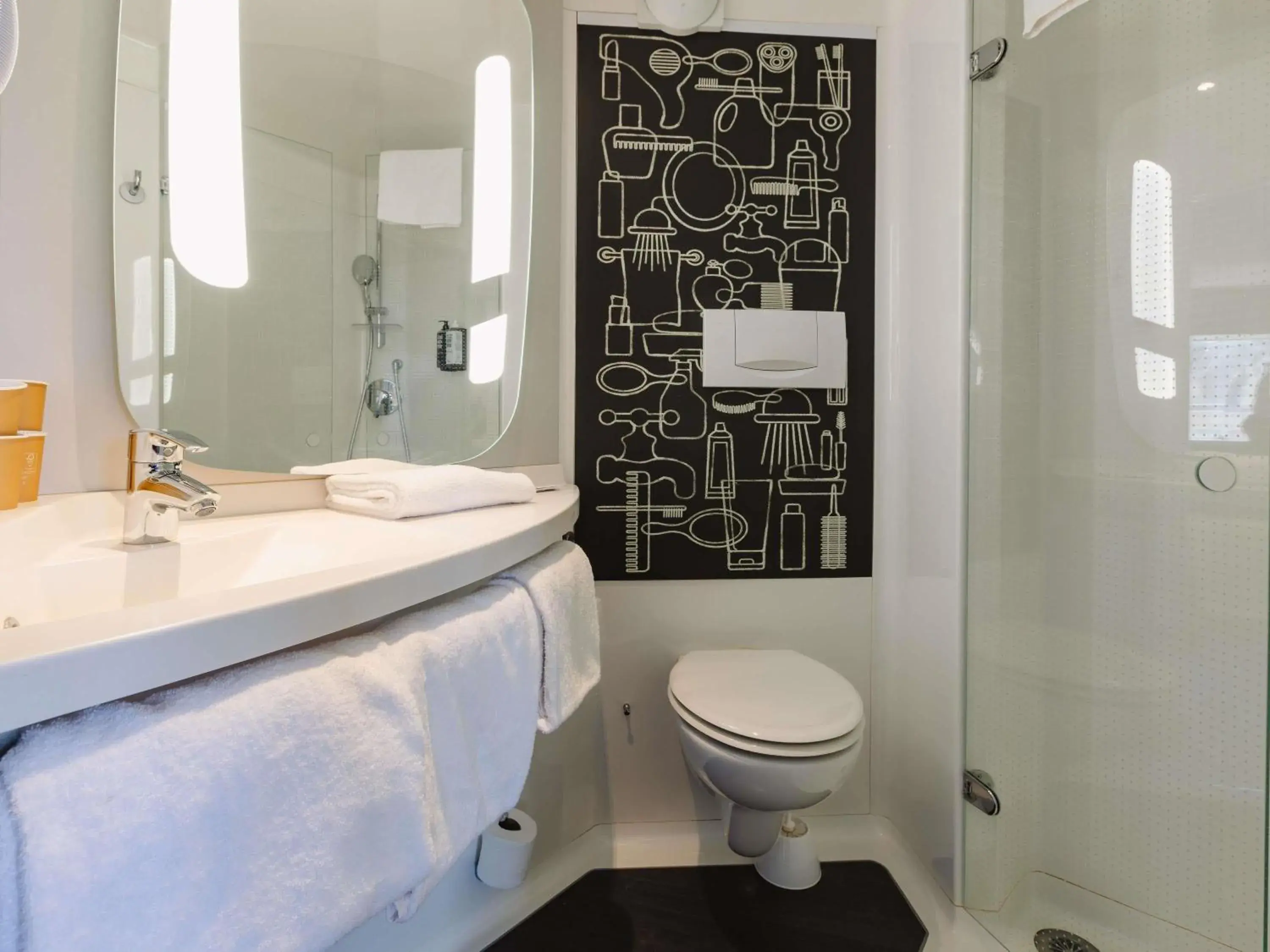 Bedroom in Hotel ibis Rennes Centre Gare Sud Bedroom in Hotel ibis Rennes Centre Gare Sud