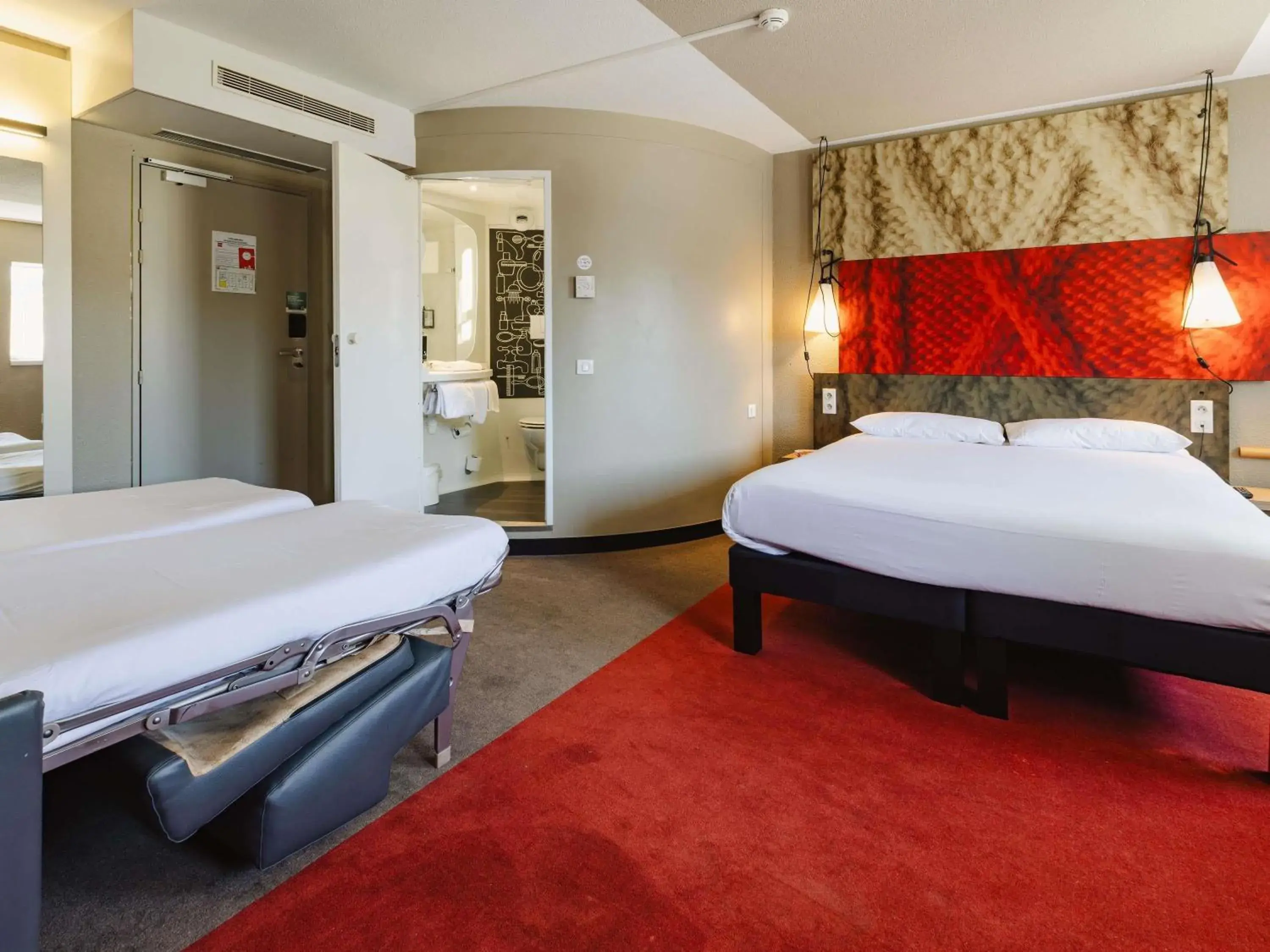 Bedroom, Bed in Hotel ibis Rennes Centre Gare Sud Bedroom, Bed in Hotel ibis Rennes Centre Gare Sud