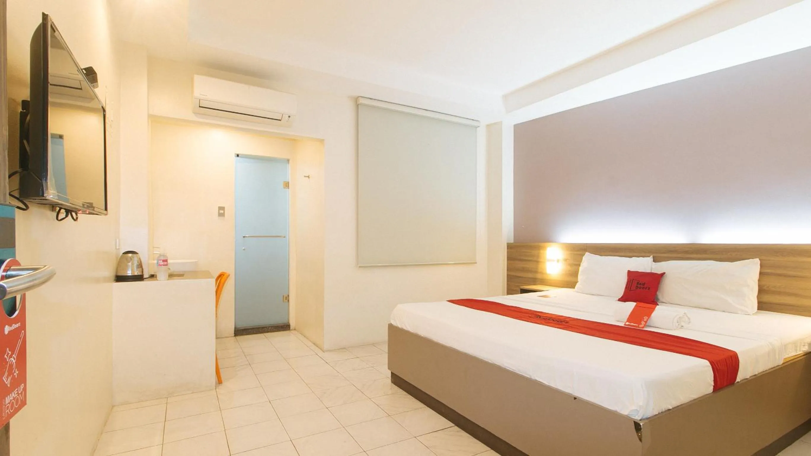 Bedroom, Bed in RedDoorz at V Plaza Hotel Manila