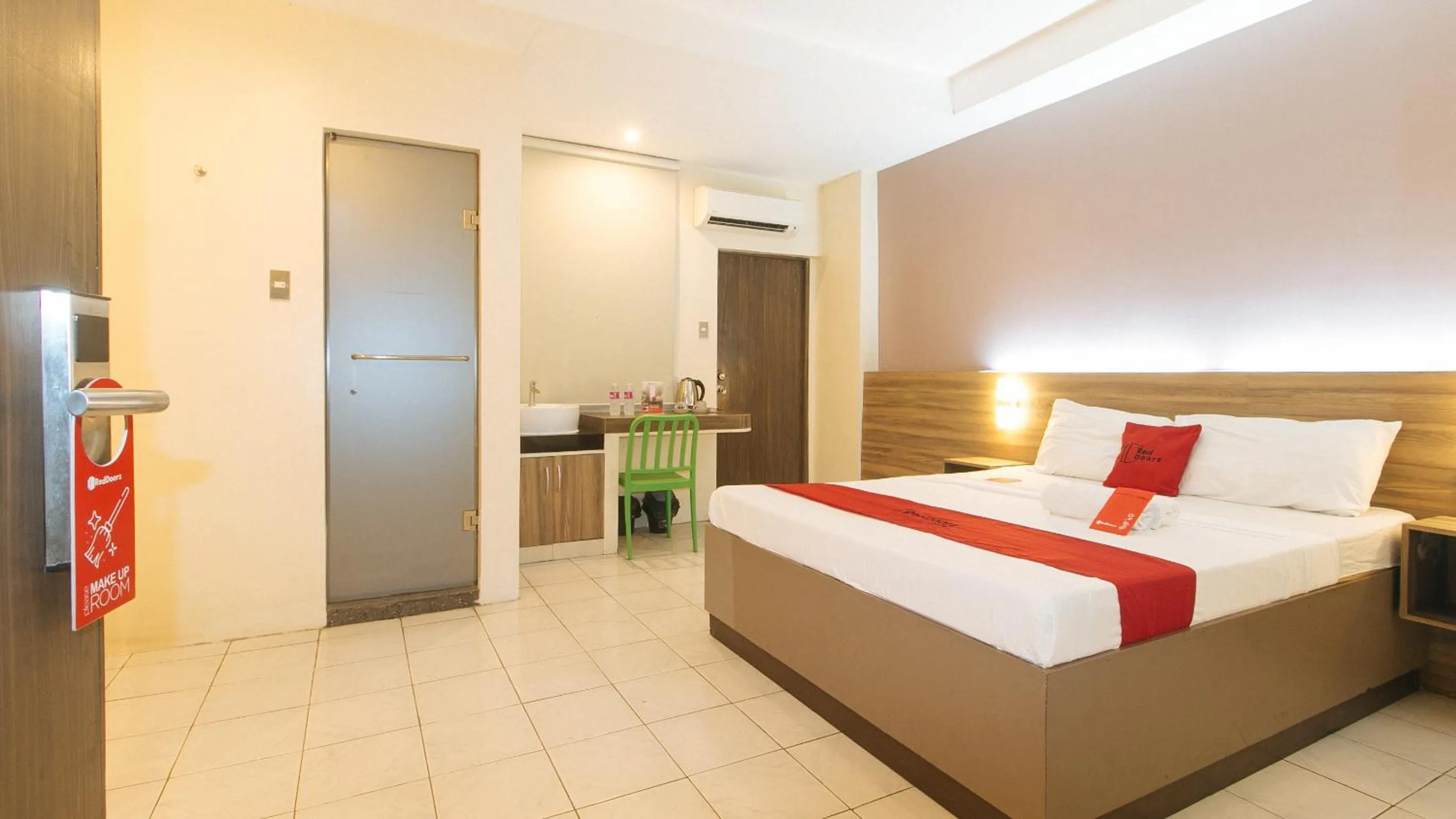 Photo of the whole room, Bed in RedDoorz at V Plaza Hotel Manila