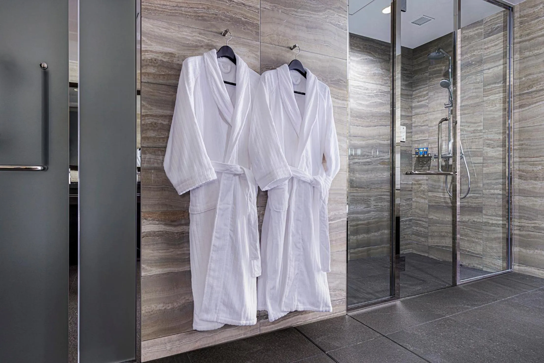 Shower in Villa Fontaine Grand Haneda Airport