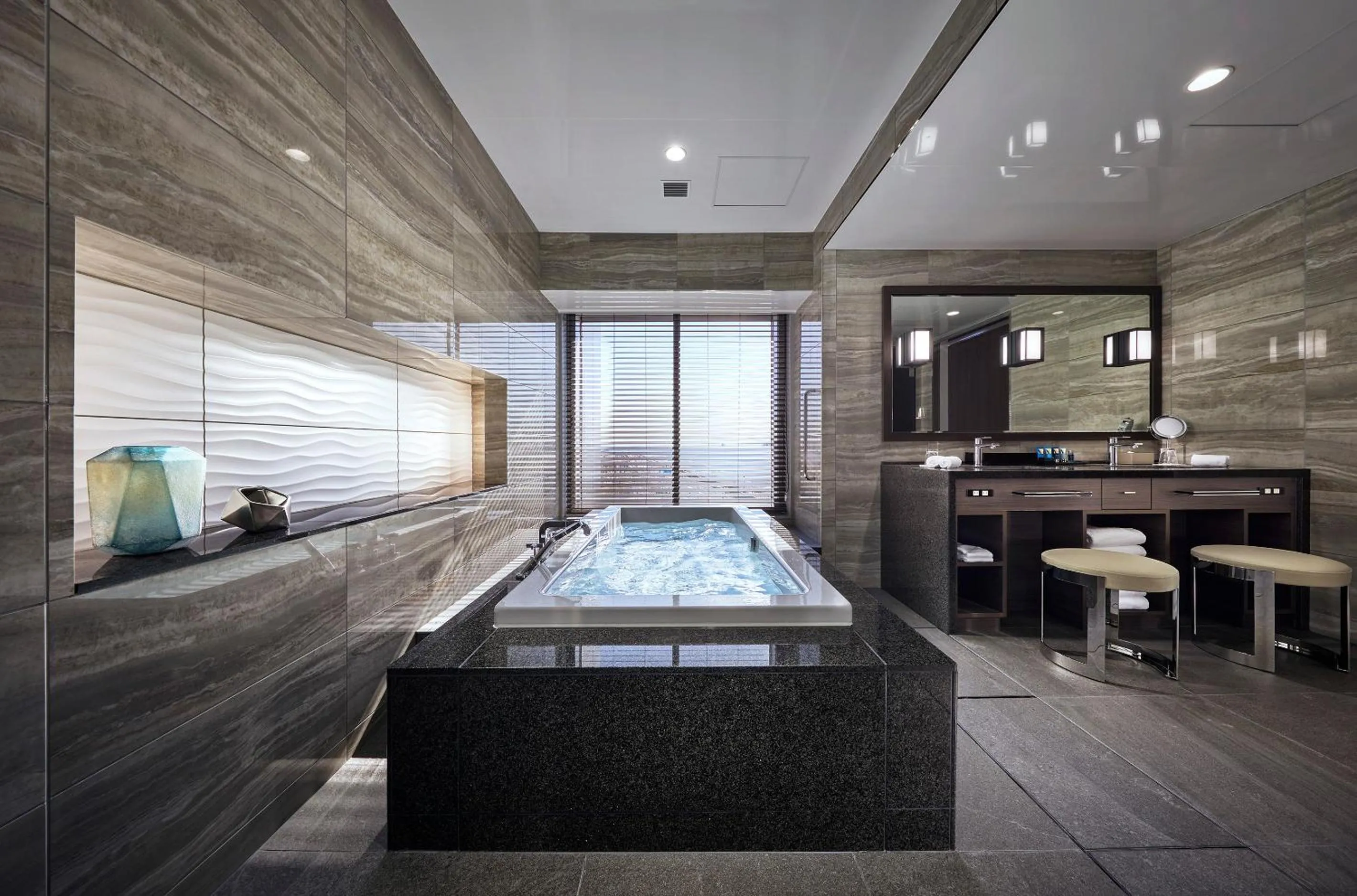 Bathroom, Bed in Villa Fontaine Grand Haneda Airport