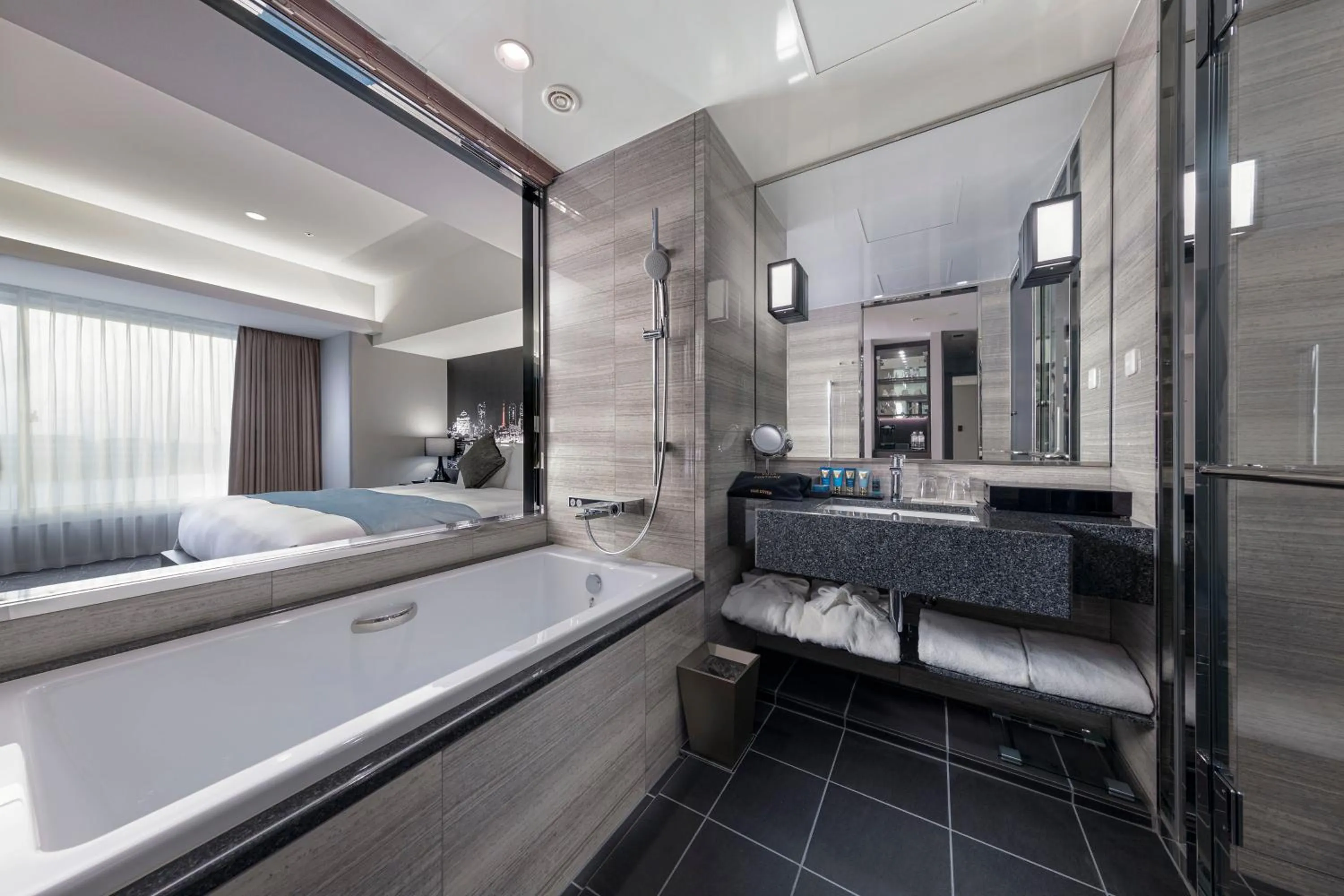 Bathroom, Bed in Villa Fontaine Grand Haneda Airport