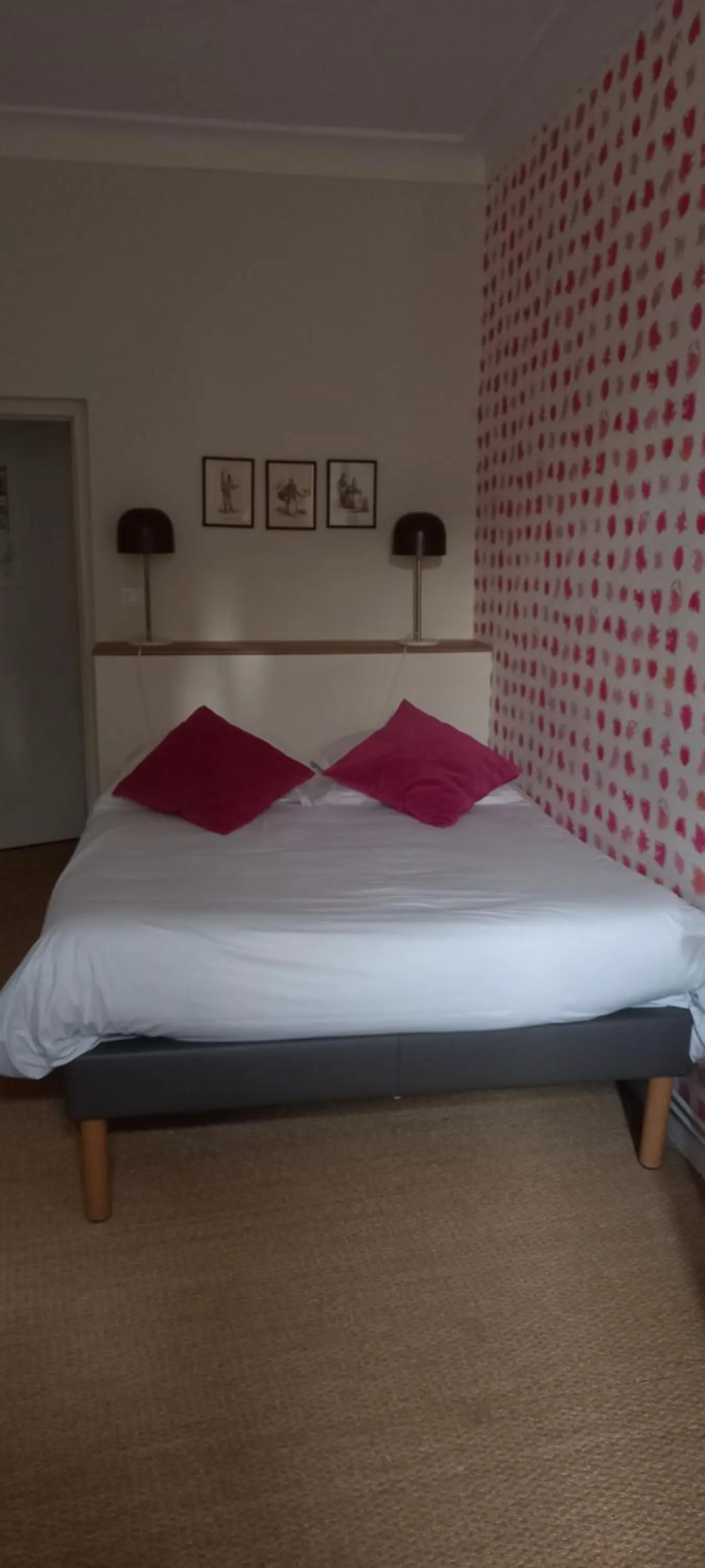 Photo of the whole room, Bed in Hôtel de Mirmande