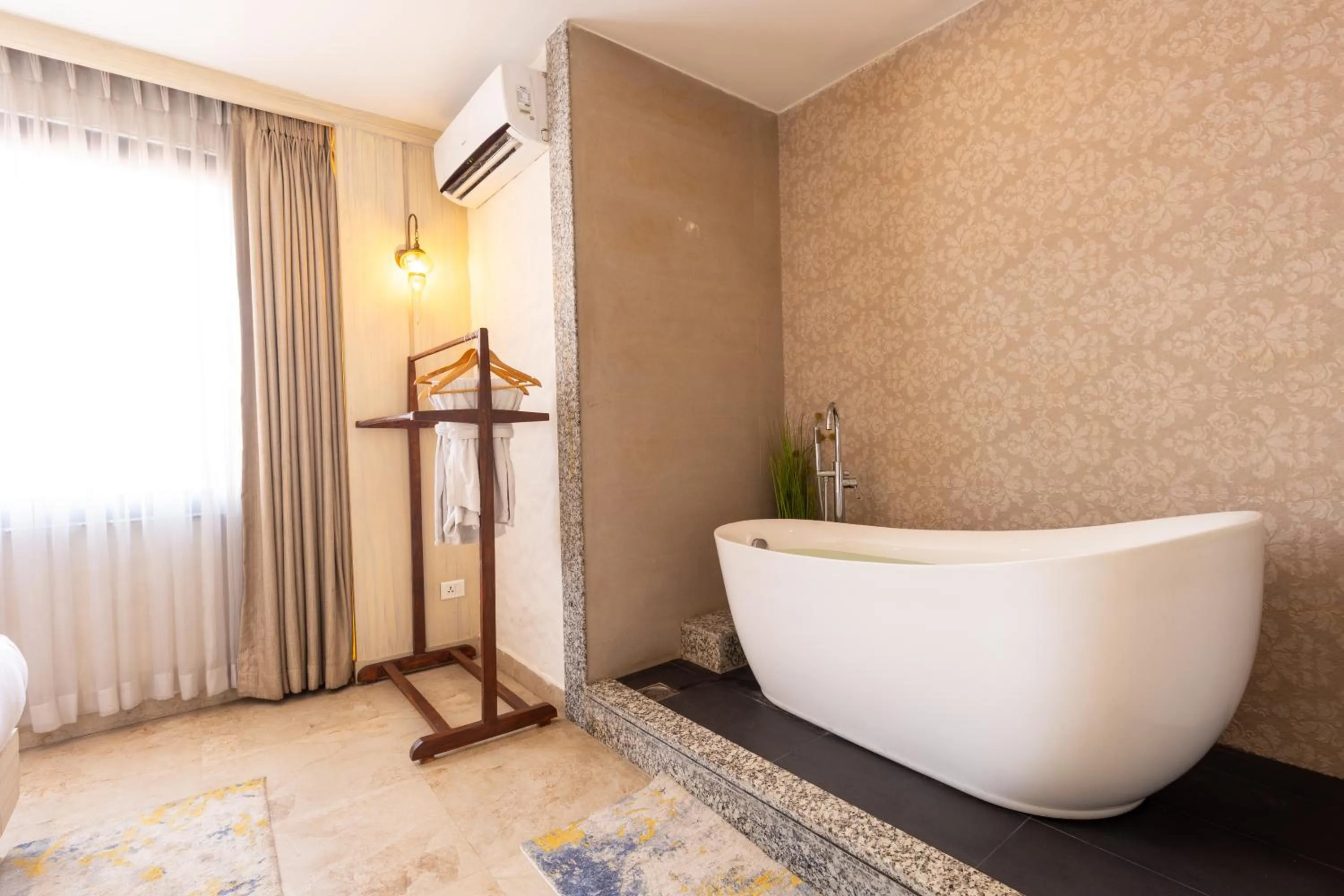 Bath, Bed in Arushi Boutique Hotel